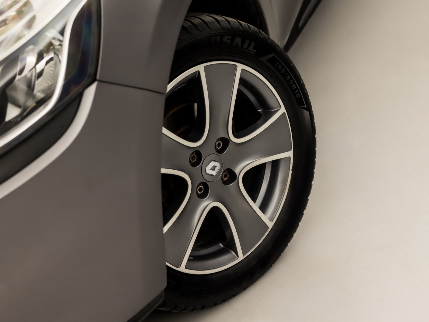 Renault Clio Estate 0.9 TCe Dynamic Sport (NAVIGATIE, LM VELGEN, GETINT GLAS, SPORTSTOELEN, CRUISE, PARKEERSENSOREN, NIEUWE APK, NIEUWSTAAT)