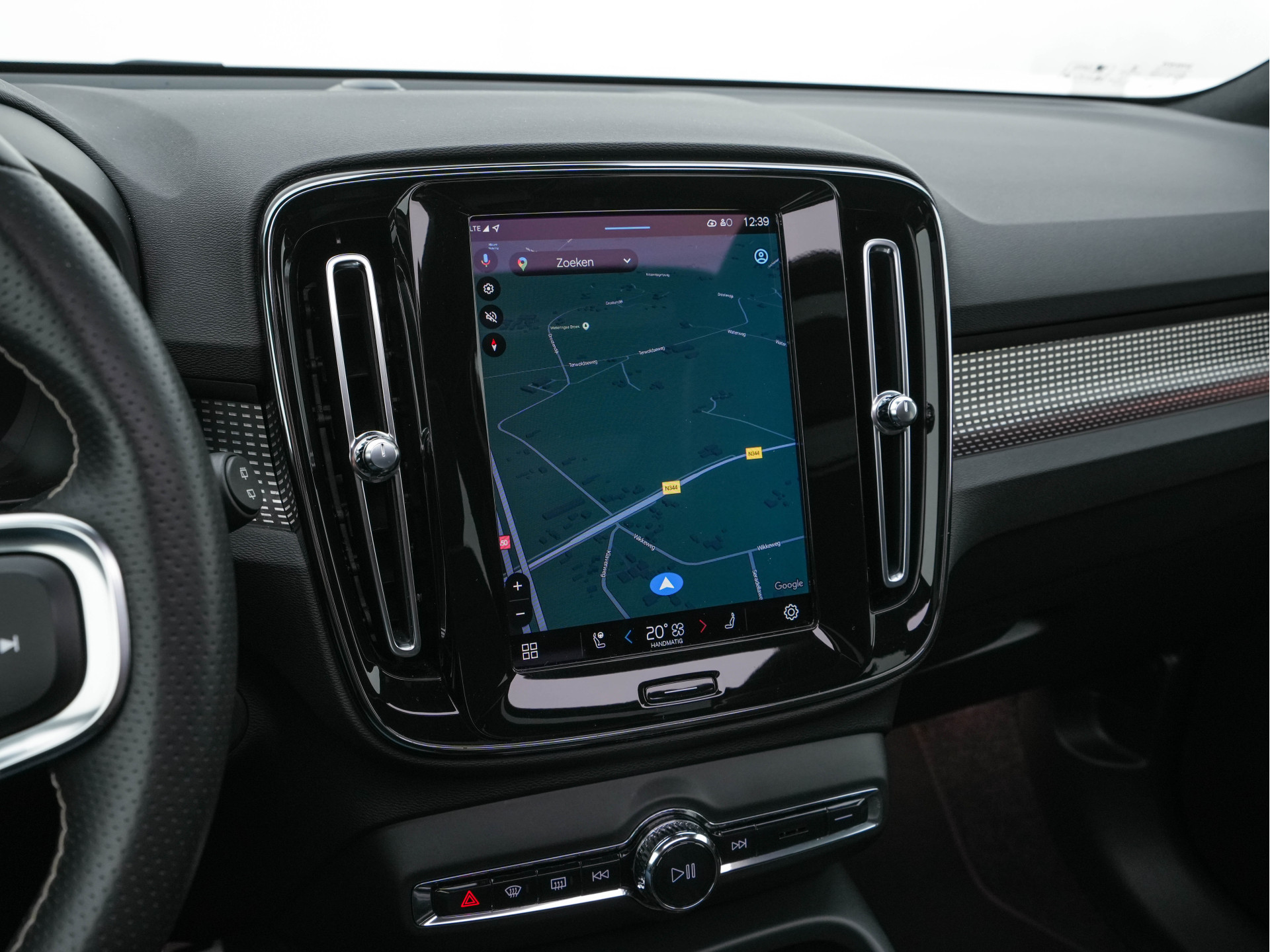 Volvo XC40 Recharge P8 AWD R-Design [ 3-Fase-11kW ] {SOH-89%} (INCL-BTW) *PANO | LEATHER-MICROFIBRE | DIGI-COCKPIT | FULL-LED | NAVI-FULLMAP | ECC | CARPLAY | PDC | KEYLESS | HEATED-SPORTSEATS | BLIS | PRIVACY-GLASS | 20"ALU*