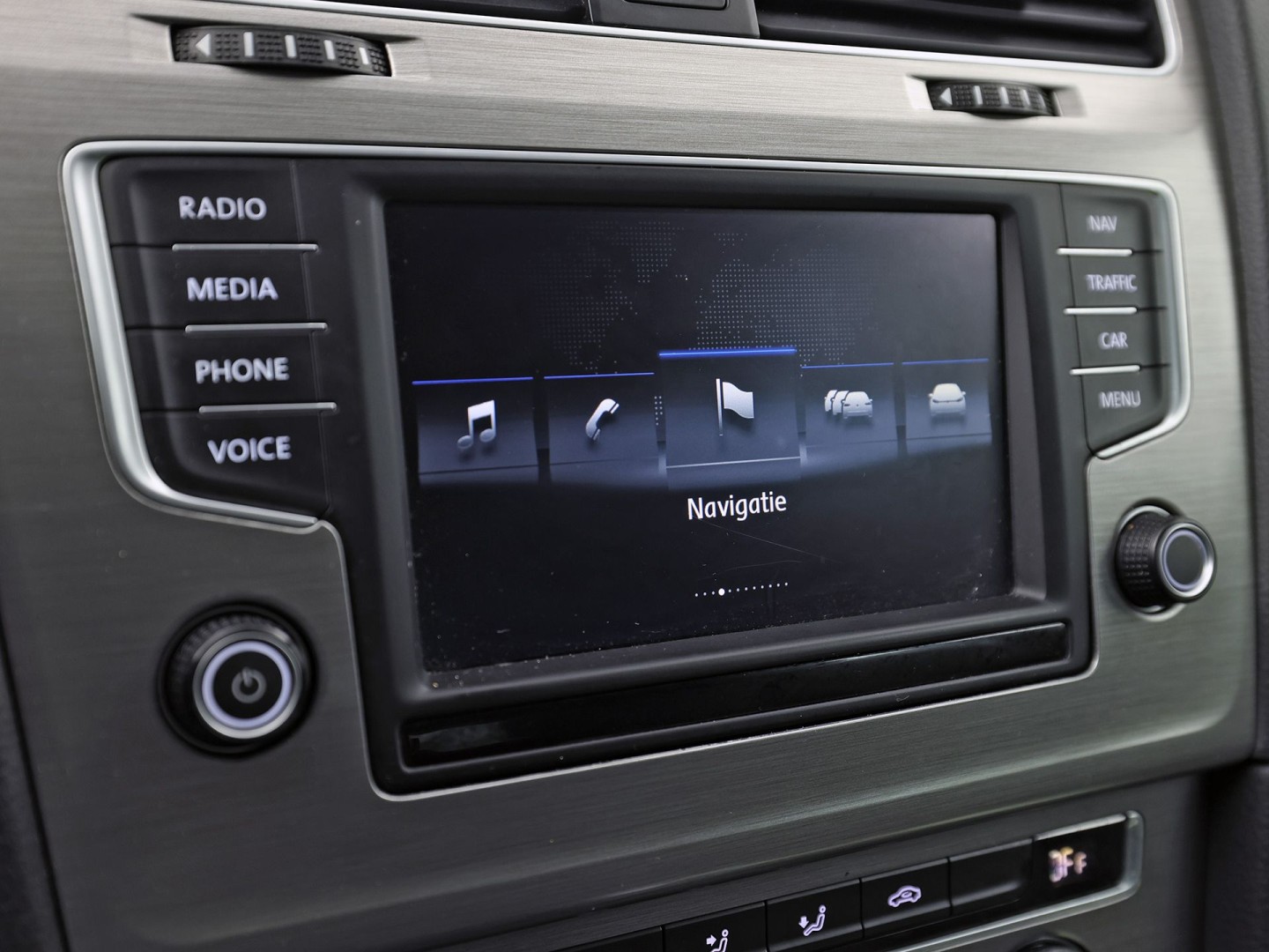 Volkswagen Golf 1.0 TSI Sportline Automaat (APPLE CARPLAY, NAVIGATIE, CAMERA, CLIMATE, SPORTSTOELEN, GETINT GLAS, LM VELGEN, CRUISE, NIEUWSTAAT)