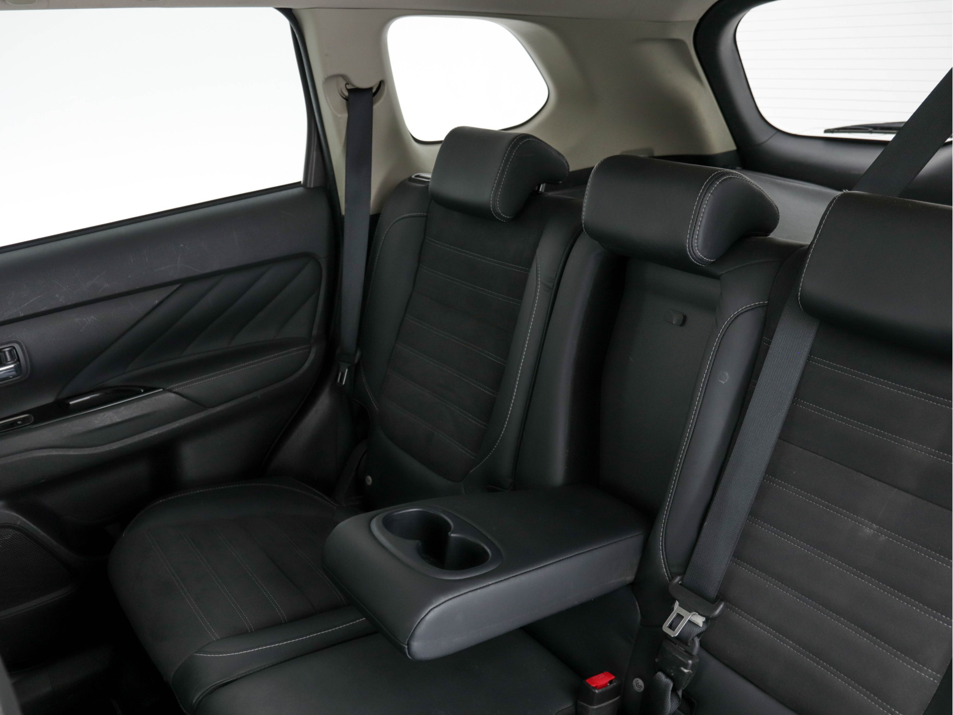 Mitsubishi Outlander 2.0 Plug-in Hybrid AWD (INCL-BTW)  *MICROFIBRE-LEATHER | NAVI-FULLMAP | KEYLESS | DAB | CAMERA | ECC | CRUISE | CARPLAY | PRIVACY-GLASS | TOWBAR | SHIFT-PADDLES | 16"ALU*