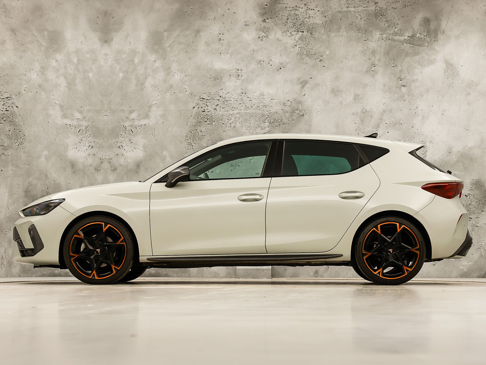 CUPRA Leon 1.5 TSI Sport 150Pk Automaat (APPLE CARPLAY, GROOT NAVI, KUIPSTOELEN, SENNHEISER AUDIO, CAMERA, STUUR/STOELVERWARMING, GETINT GLAS, NIEUWSTAAT)