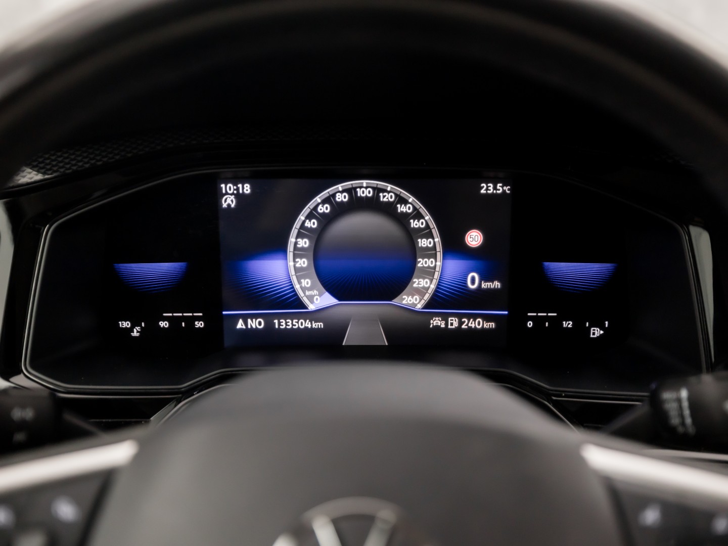 Volkswagen Polo 1.0 TSI Sport (VIRTUAL COCKPIT, 1e EIGENAAR, APPLE CARPLAY, GROOT NAVI, CLIMATE, STOELVERWARMING, SPORTSTOELEN, GETINT GLAS, LM VELGEN, CRUISE, PARKEERSENSOREN, NIEUWSTAAT)
