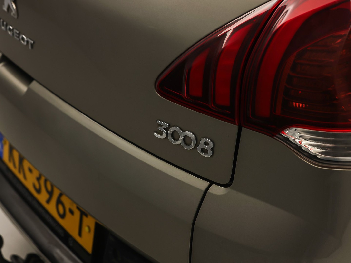 Peugeot 3008 1.2 PureTech Sport (PANORAMADAK, NAVIGATIE, CLIMATE, GETINT GLAS, SPORTSTOELEN, CRUISE, PARKEERSENSOREN, NIEUWSTAAT)