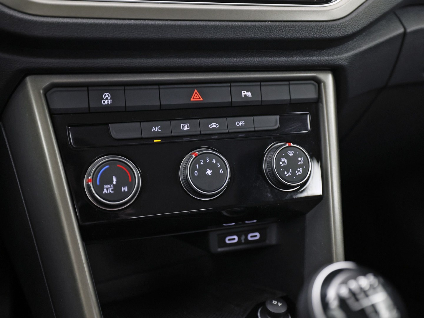 Volkswagen T-Roc 1.0 TSI Sport (APPLE CARPLAY, 1e EIGENAAR, GROOT NAVI, LM VELGEN, SPORTSTOELEN, PARKEERSENSOREN, ADAPTIVE CRUISE, NIEUWSTAAT)