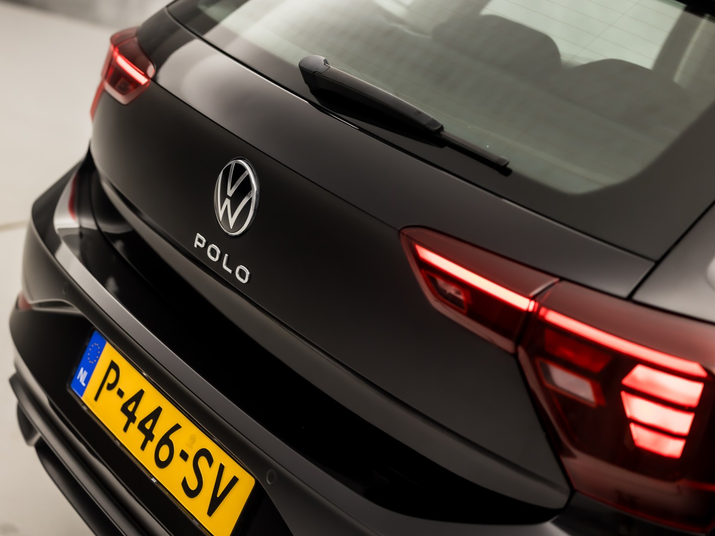 Volkswagen Polo 1.0 TSI Sport (VIRTUAL COCKPIT, 1e EIGENAAR, APPLE CARPLAY, GROOT NAVI, CLIMATE, STOELVERWARMING, SPORTSTOELEN, GETINT GLAS, LM VELGEN, CRUISE, PARKEERSENSOREN, NIEUWSTAAT)