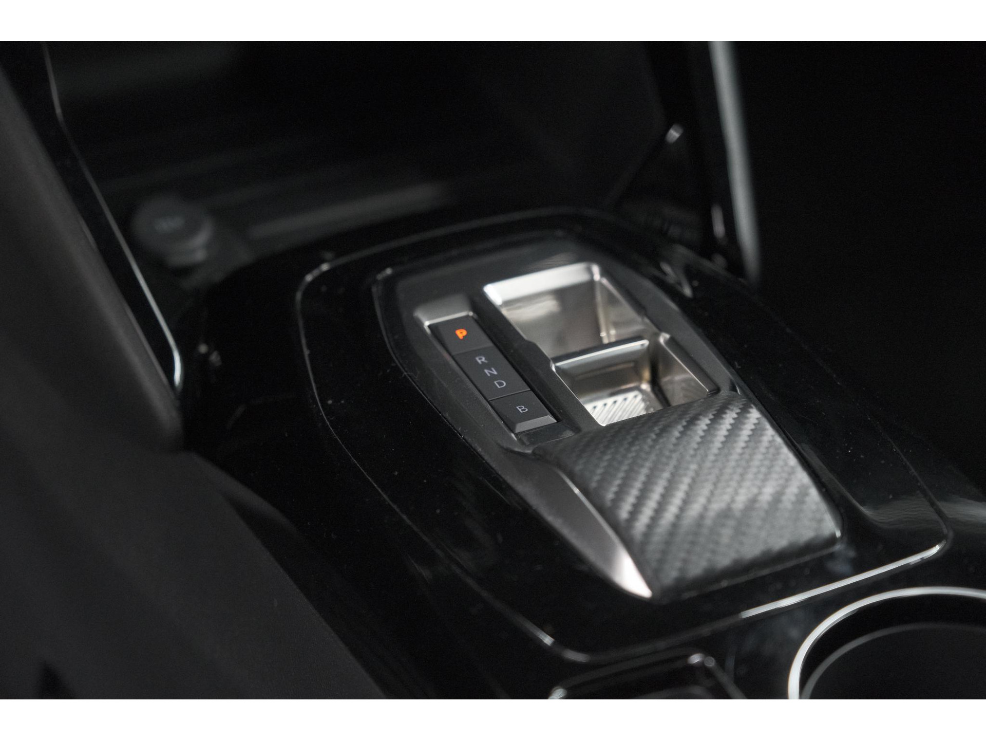 Peugeot e-2008 EV Allure Avantage 54 kWh | SOH 97,8% | 11 KW Lader | Apple Carplay | Parkeersensoren