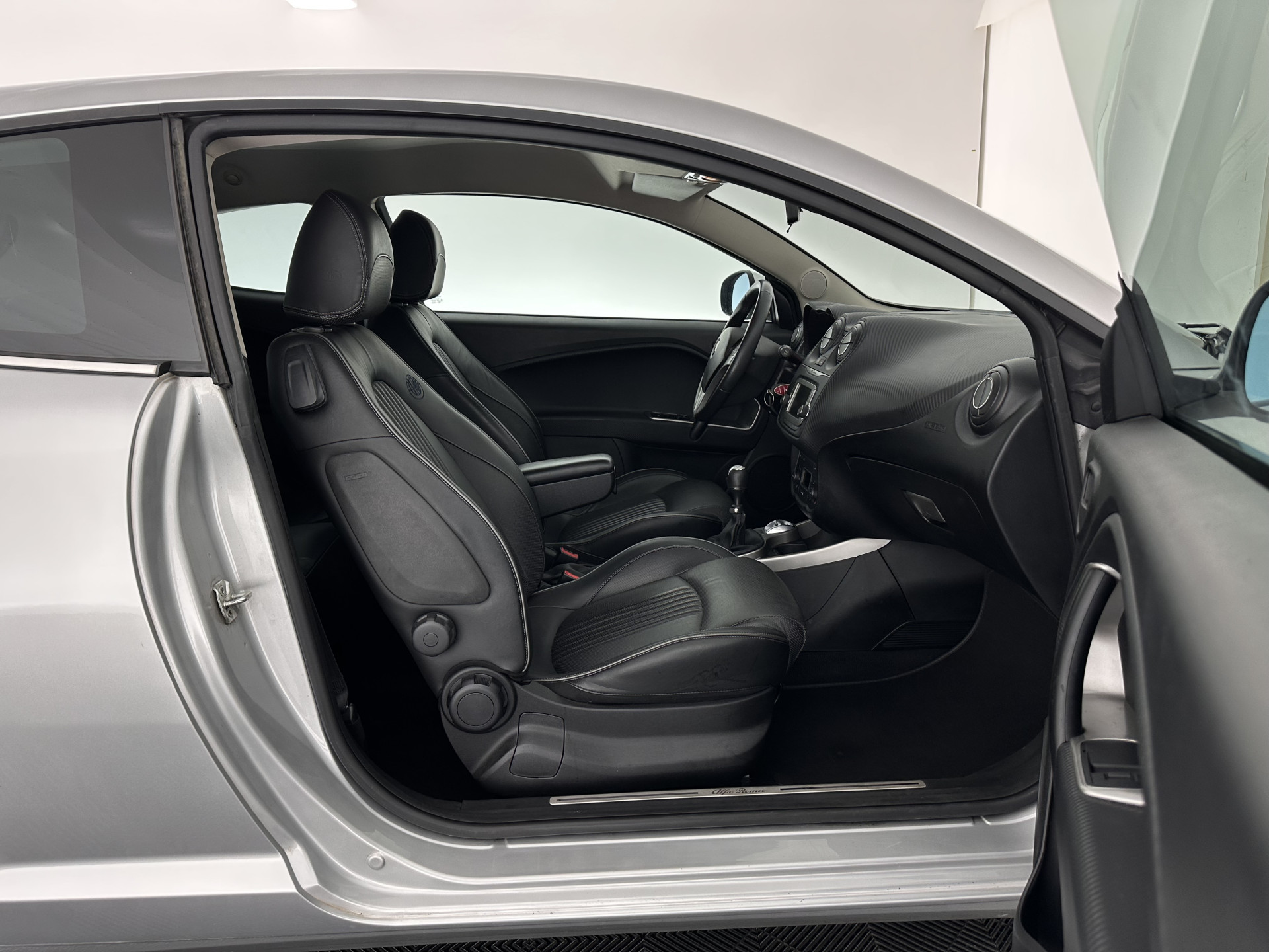 Alfa Romeo MiTo 1.3 JTDM ECO JUNIOR *LEATHER | NAVI-FULLMAP | SPORTSEATS | ECC | AUDIOSYSTEEM-DIGITAL |  PDC | PRIVACYGLASS | CRUISE*