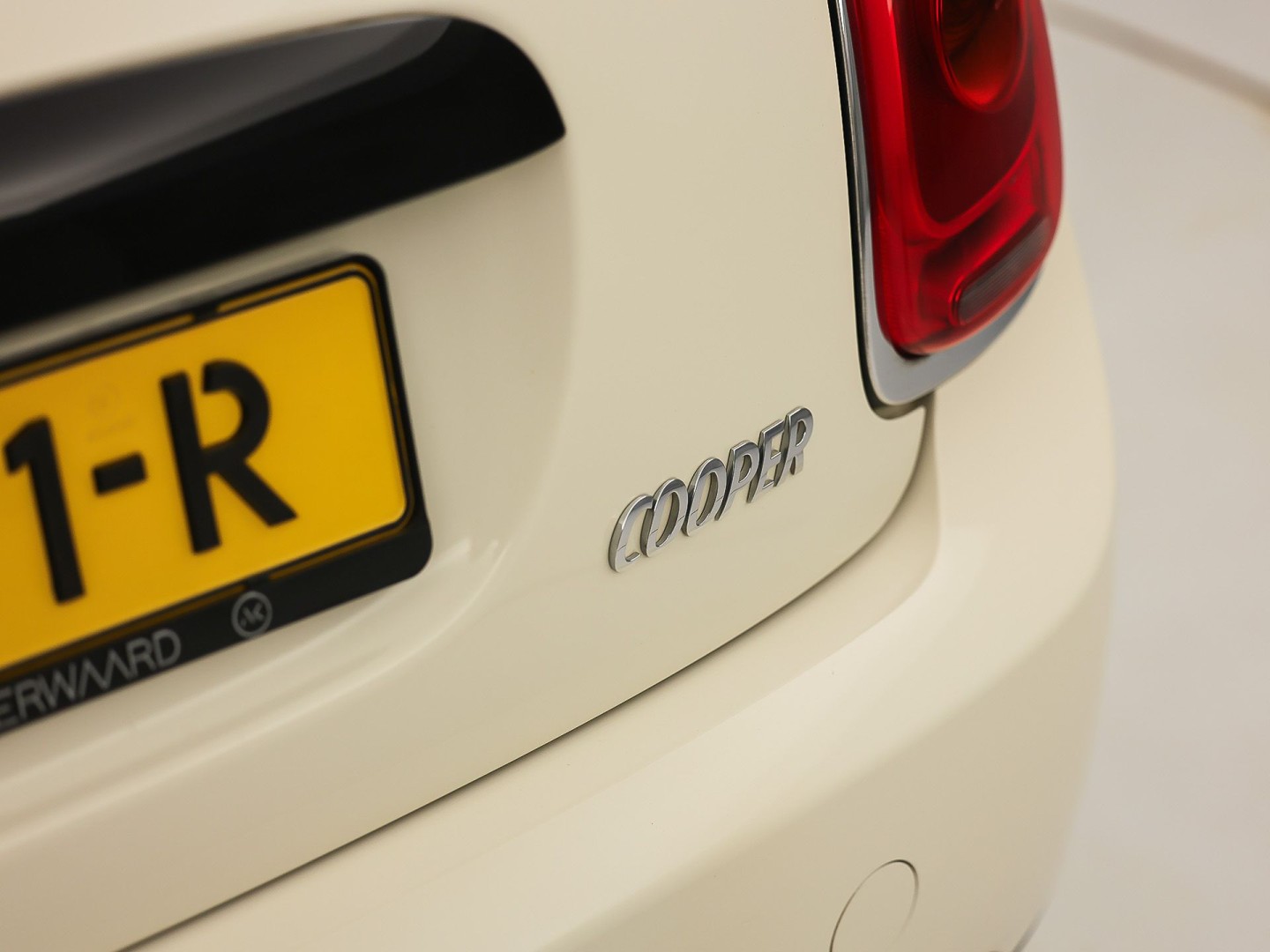 MINI 3-deurs 1.5 Cooper Sport 136Pk (NAVIGATIE, GETINT GLAS, AIRCO, BLUETOOTH, LM VELGEN, SPORTSTOELEN, CRUISE, NIEUWE APK, NIEUWSTAAT)