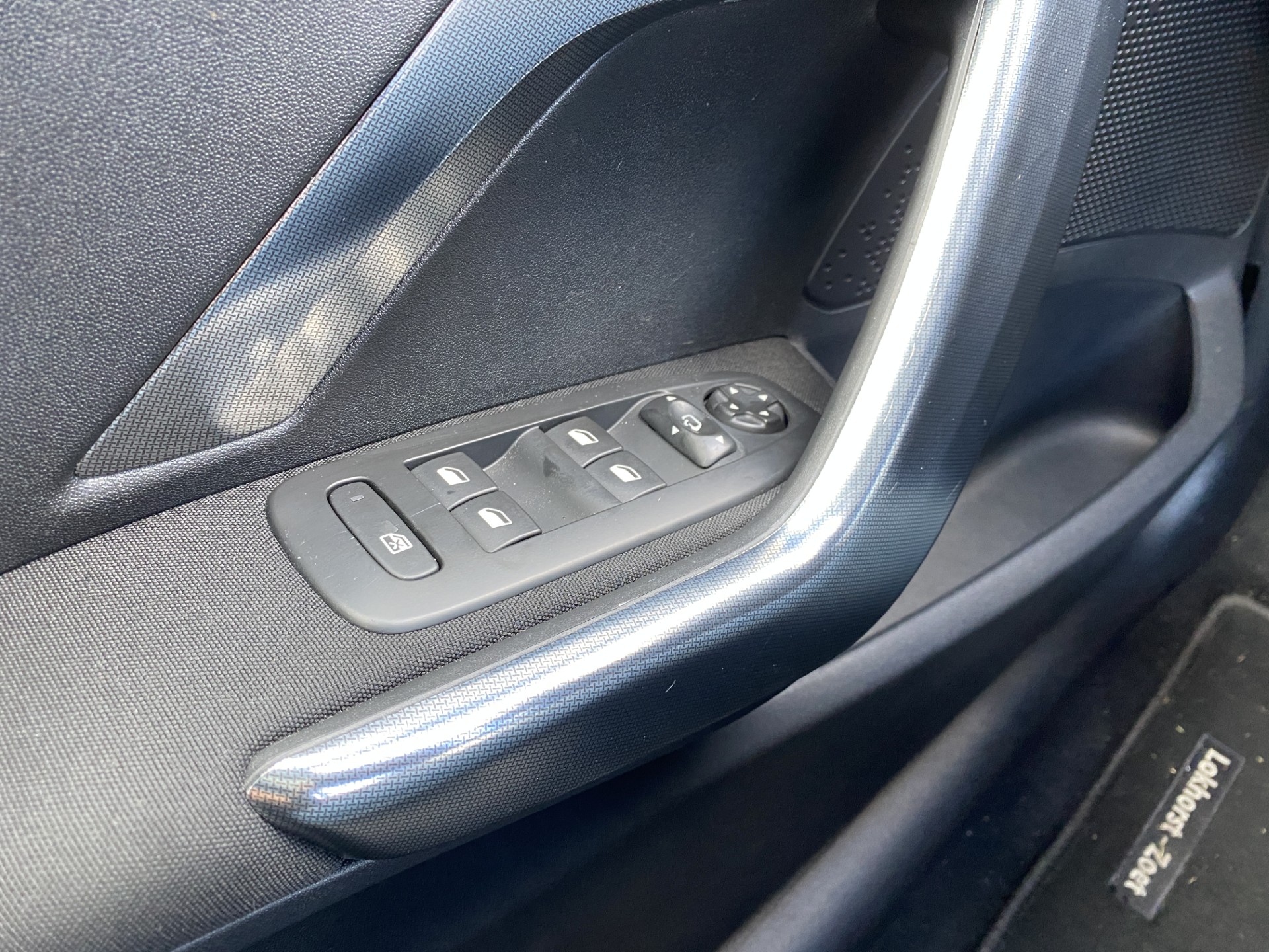 Peugeot 2008 1.2 PureTech Allure AUT. | dealer onderh. | panoramadak | trekhaak | navigatie | cruise control | all season banden