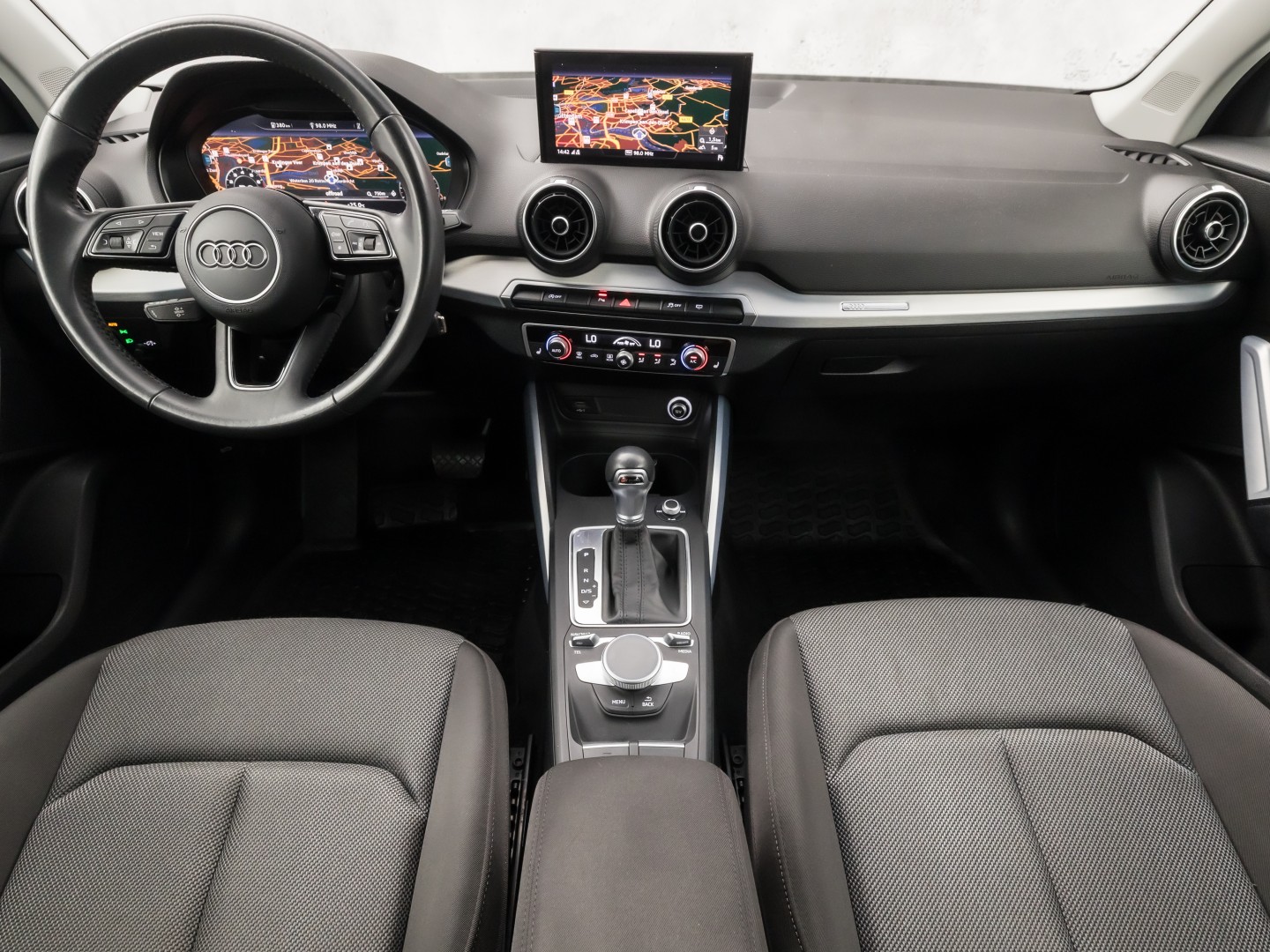 Audi Q2 35 TFSI S-Tronic Sport 150Pk Automaat (VIRTUAL COCKPIT, APPLE CARPLAY, GROOT NAVI, CLIMATE, STOELVERWARMING, SPORTSTOELEN, GETINT GLAS, PARKEERSENSOREN, CRUISE, NIEUWSTAAT)