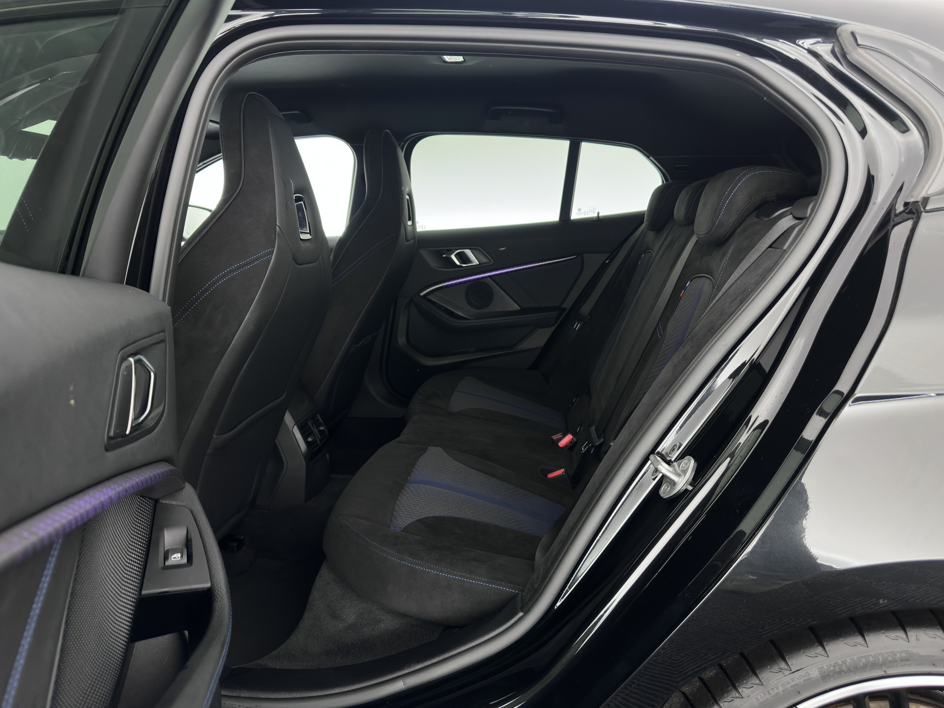 BMW 1-serie M135i xDrive M-Sportpack High Executive Aut. *ALCANTARA-MICROFIBRE | FULL-LED | HEATED-SPORTSEATS | SHIFT-PADDLES | DIGI-COCKPIT | HEAD-UP | NAVI-FULLMAP | DAB+ | PRIVACY-GLASS | AMBIENT-LIGHT | CARBON-INLAY | CARPLAY | 19''ALU*