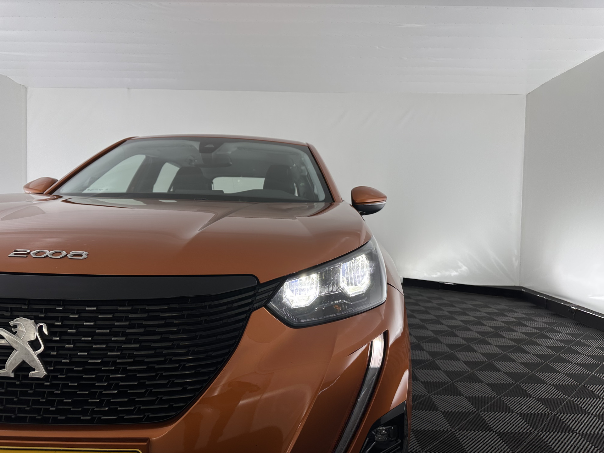 Peugeot 2008 1.2 PureTech Blue Lease Active (INCL-BTW) Aut. *FULL-LED | NAVI-FULLMAP | DIGI-COCKPIT | HEATED-SPORTSEATS | CAMERA | SHIFTPADDLES | ECC | PDC | CRUISE | CARPLAY  | TOWBAR | 16"ALU*