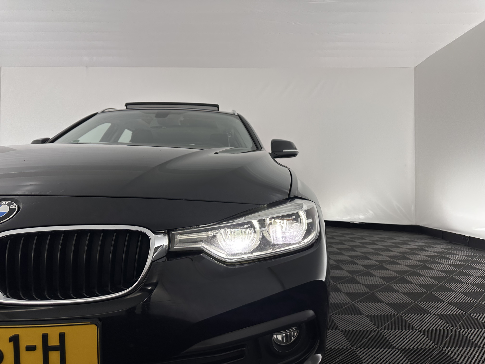 BMW 3-serie Touring 320d EDE Corporate Lease Essential Aut. *PANO | FULL-LEATHER | FULL-LED | NAVI-FULLMAP | HEATED-COMFORTSEATS | HIFI-SOUND | ECC | PDC | CRUISE | 16''ALU*