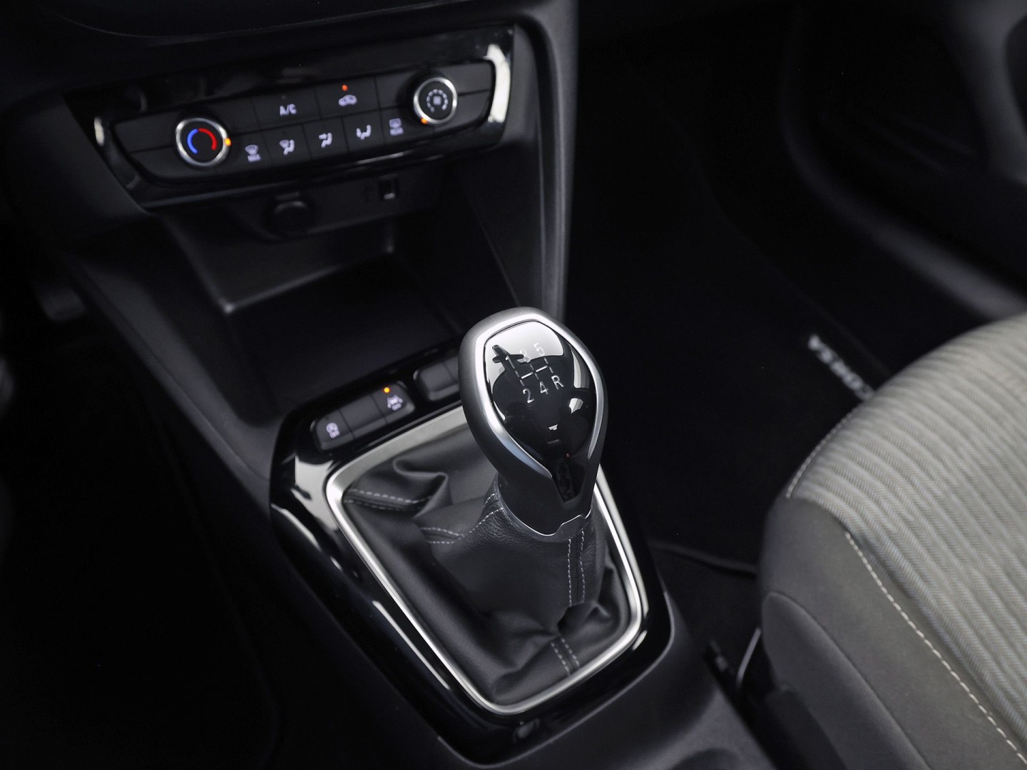 Opel Corsa 1.2 Sport (APPLE CARPLAY, GROOT NAVI, 360 CAMERA, CRUISE, PARKEERSENSOREN, LEDER STUURWIEL, SPORTSTOELEN, LM VELGEN, NIEUWSTAAT)