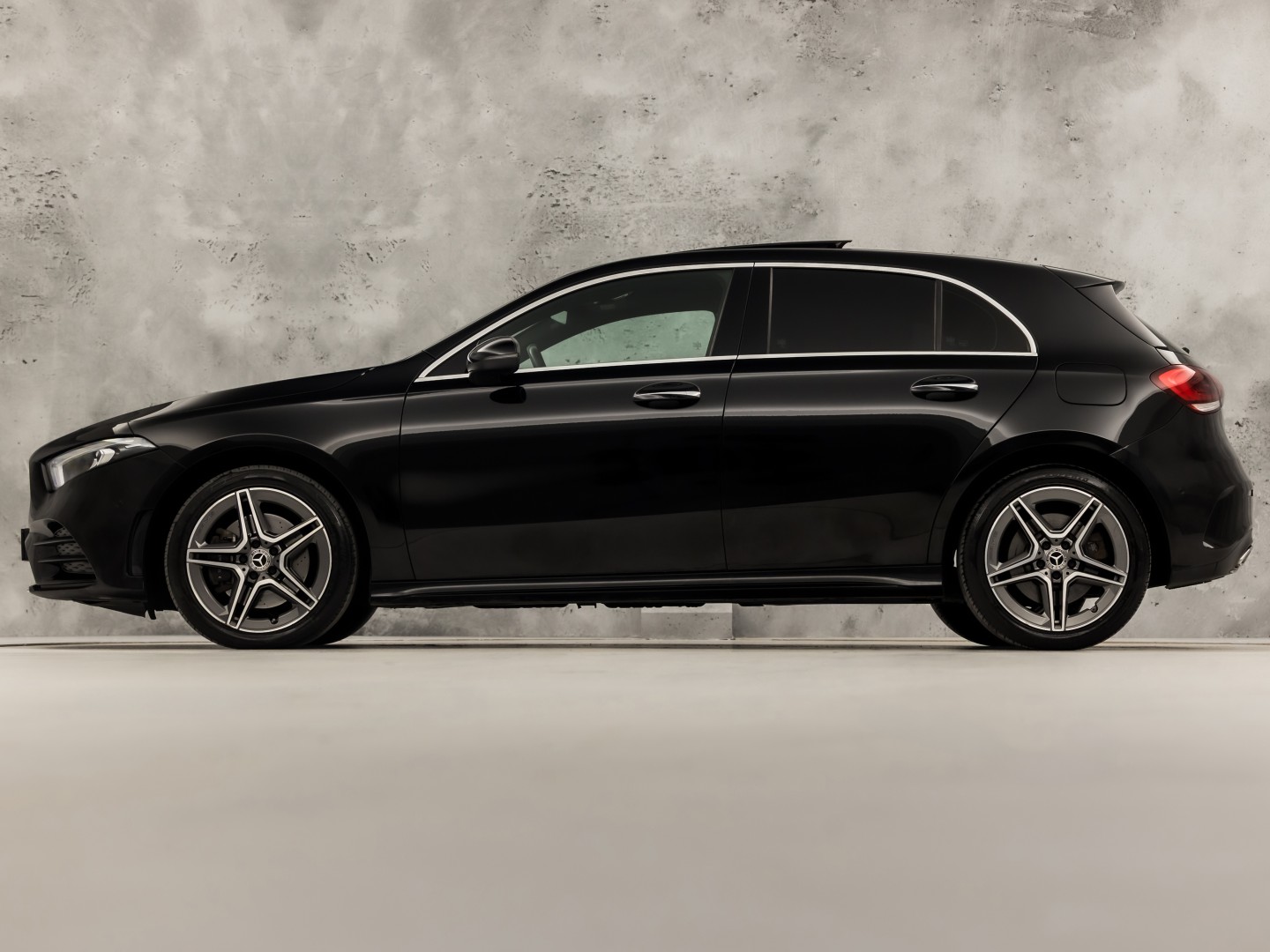 Mercedes-Benz A-Klasse 250 e AMG Sport 218Pk Automaat (PANORAMADAK, GROOT NAVI, SFEERVERLICHTING, CAMERA, GETINT GLAS, SPORTSTOELEN, LEDER/ALCANTARA, STOELVERWARMING, NIEUWSTAAT)