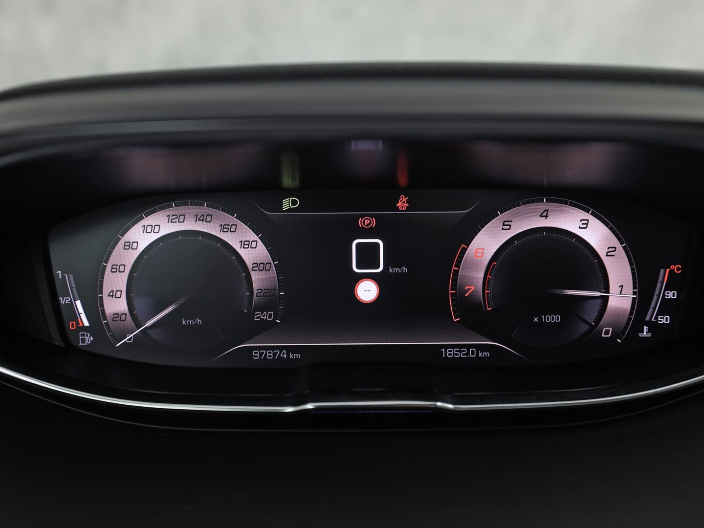 Peugeot 3008 1.2 PureTech GT Line (PANORAMADAK, APPLE CARPLAY, GROOT NAVI, LEDER, STOELVERWARMING, SPORTSTOELEN, GETINT GLAS, KEYLESS, NIEUWSTAAT)