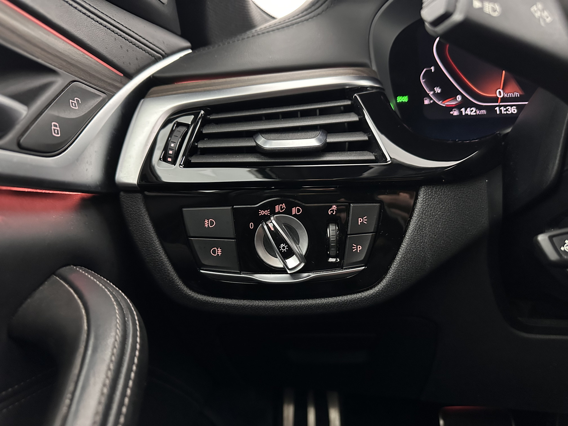 BMW 5-serie Touring 540i xDrive  M-Sportpack High Executive Aut. *PANO | LEATHER | FULL-LED | ADAPTIVE-CRUISE | DIGI-COCKPIT | MEMORY-PACK | BLINDSPOT | TOPVIEW | HARMAN/KARDON | KEYLESS | DIGI-COCKPIT | HEATED-COMFORTSEATS | AMBIENTLIGHT | HEAD-UP |