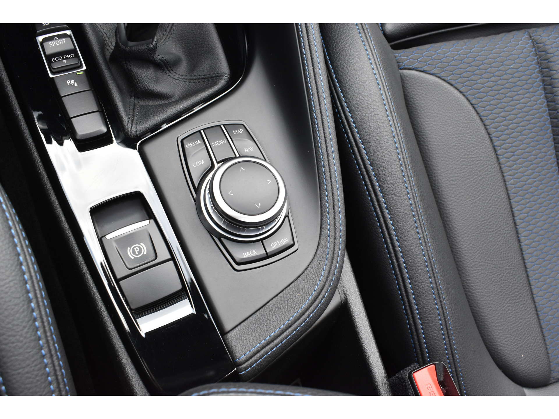 BMW X1 sDrive18i M-Pakket Carplay/Navi Panoradak Automaat Led Stoelverwarming