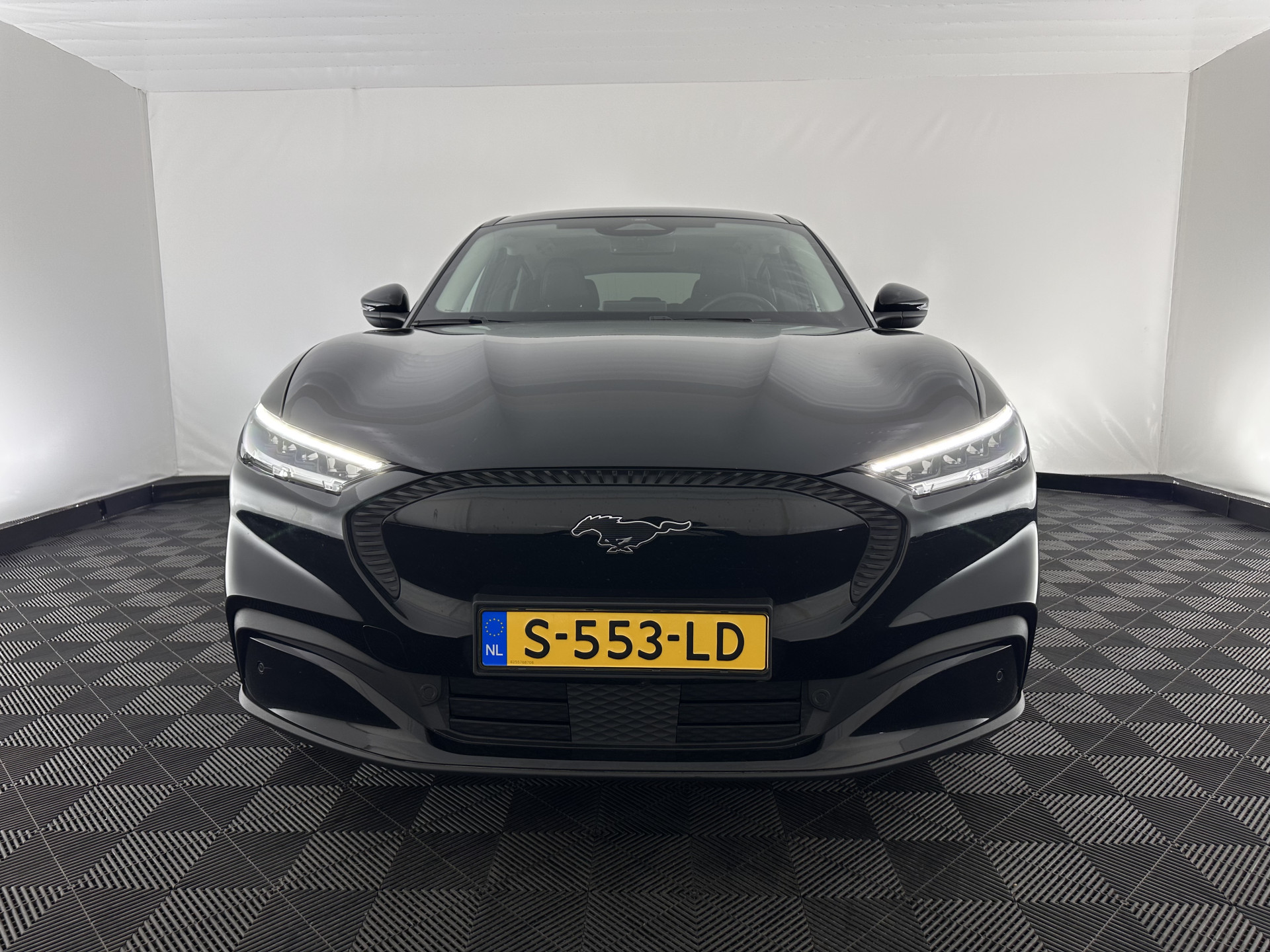 Ford Mustang Mach-E RWD 75 kWh [ 3-Fase-11kW] {SOH-89%} (INCL-BTW) *LEATHER | FULL-LED | DAB | DIGI-COCKPIT | KEYLESS | NAVI-FULLMAP | CARPLAY | HEATED-COMFORTSEATS | TOPVIEW | ADAPTIVE-CRUISE | PRIVACYGLASS | 18'' ALU*