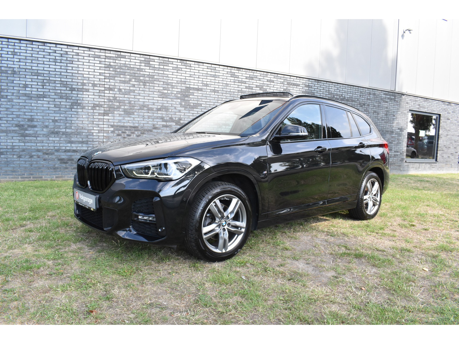 BMW X1 sDrive18i M-Pakket Carplay/Navi Panoradak Automaat Led Stoelverwarming