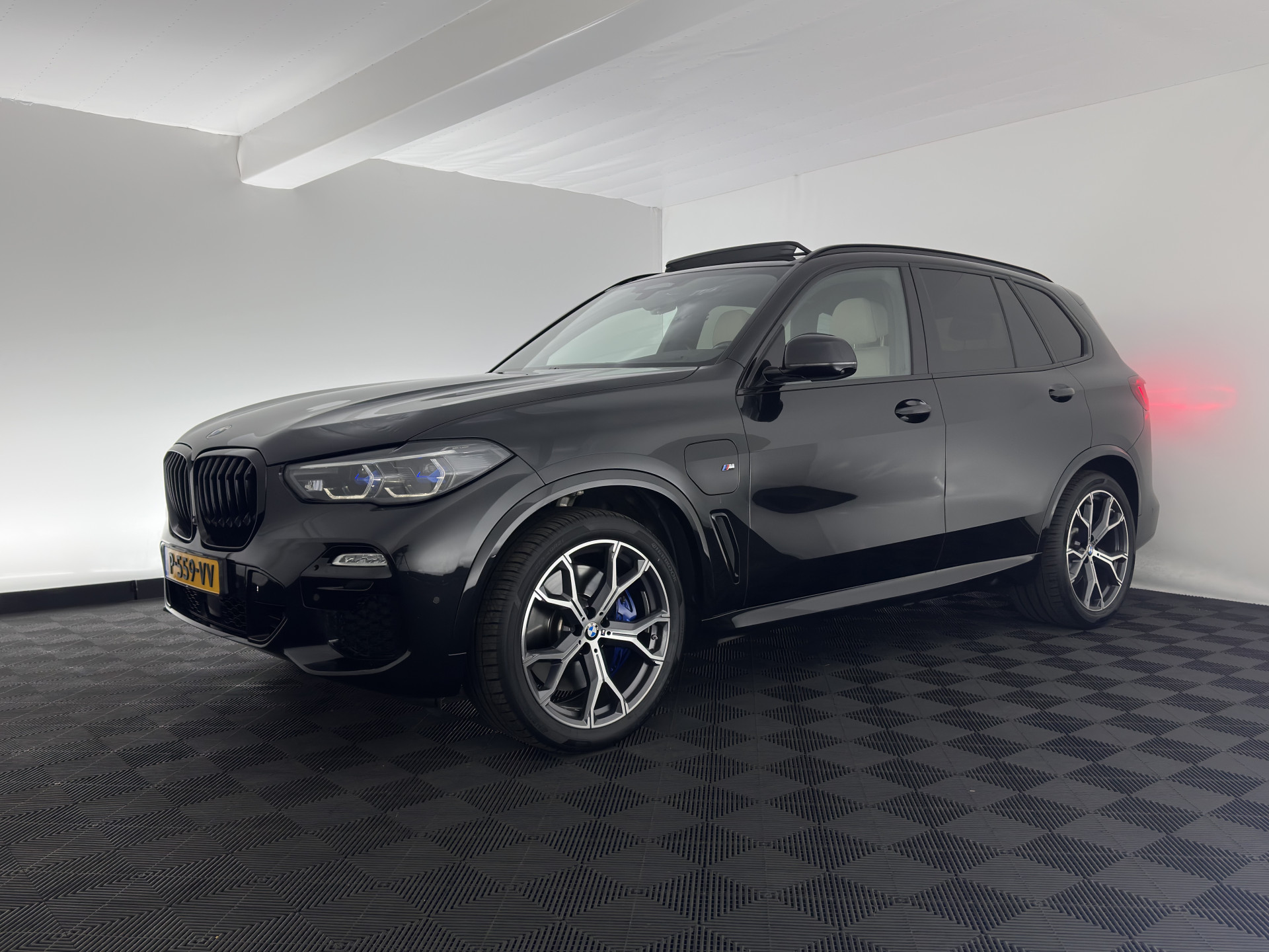 BMW X5 xDrive45e M-Sportpack High Executive (INCL-BTW) Aut. *PANO | LEATHER | HEAD-UP | LASER-LED | SOFT-CLOSE | ADAPTIVE-CRUISE | HIFI-SOUND | BLIND-SPOT | MEMORY-PACK | TOP-VIEW | DIGI-COCKPIT | NAVI-FULLMAP | PRIVACY-GLASS | ...