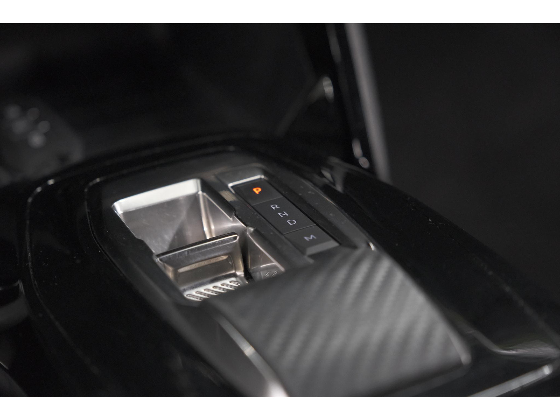 Peugeot 2008 PureTech 130 EAT8 GT | Camera | Apple Carplay | Parkeersensoren | 17 Inch Lichtmetalen Velgen