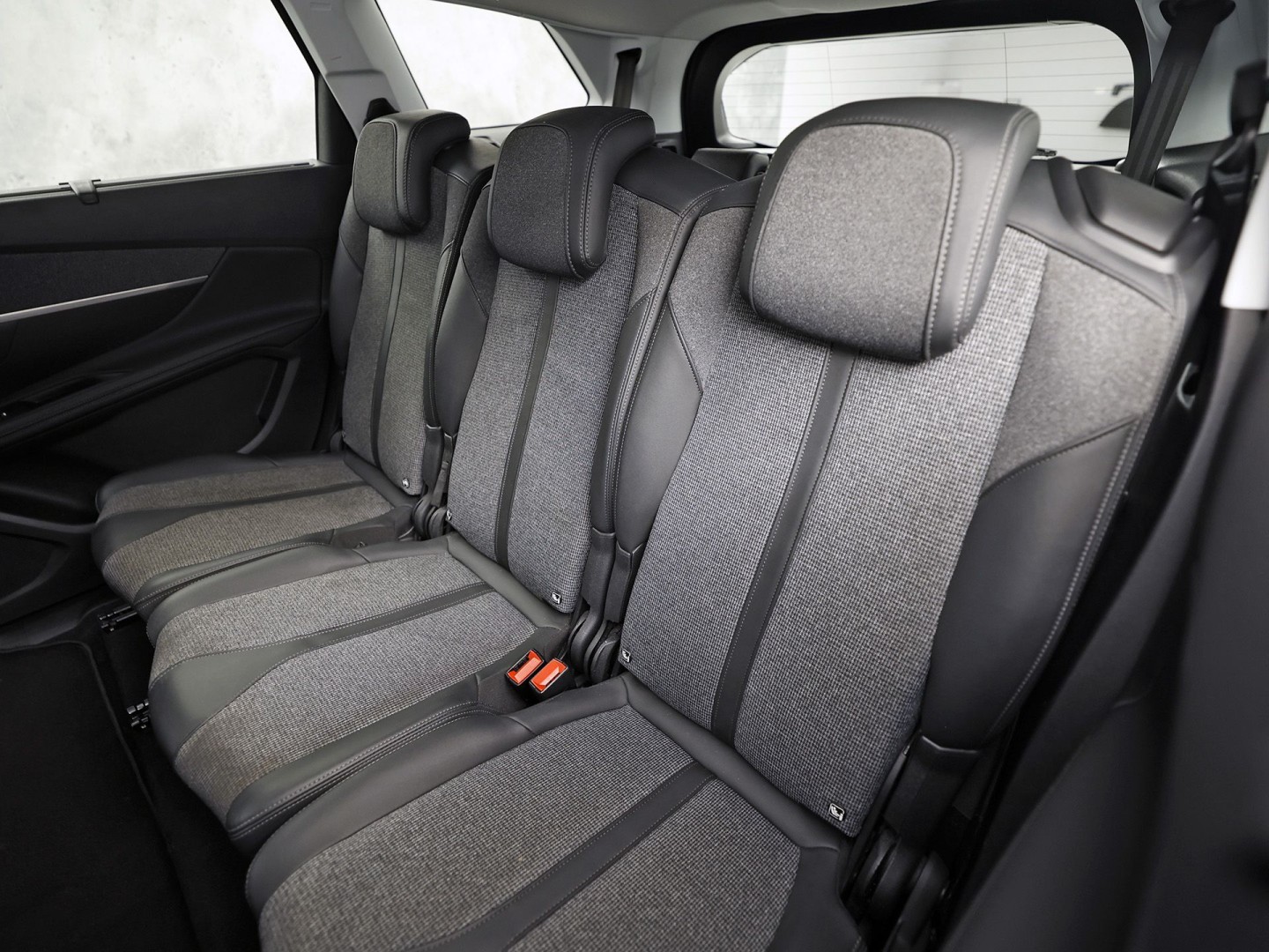 Peugeot 5008 1.2 PureTech GT-Line 7 Persoons Automaat 131Pk (GROOT NAVI, APPLE CARPLAY, 360 CAMERA, SPORTSTOELEN, KEYLESS, VIRTUAL DASHBOARD, LM VELGEN, NIEUWE APK)