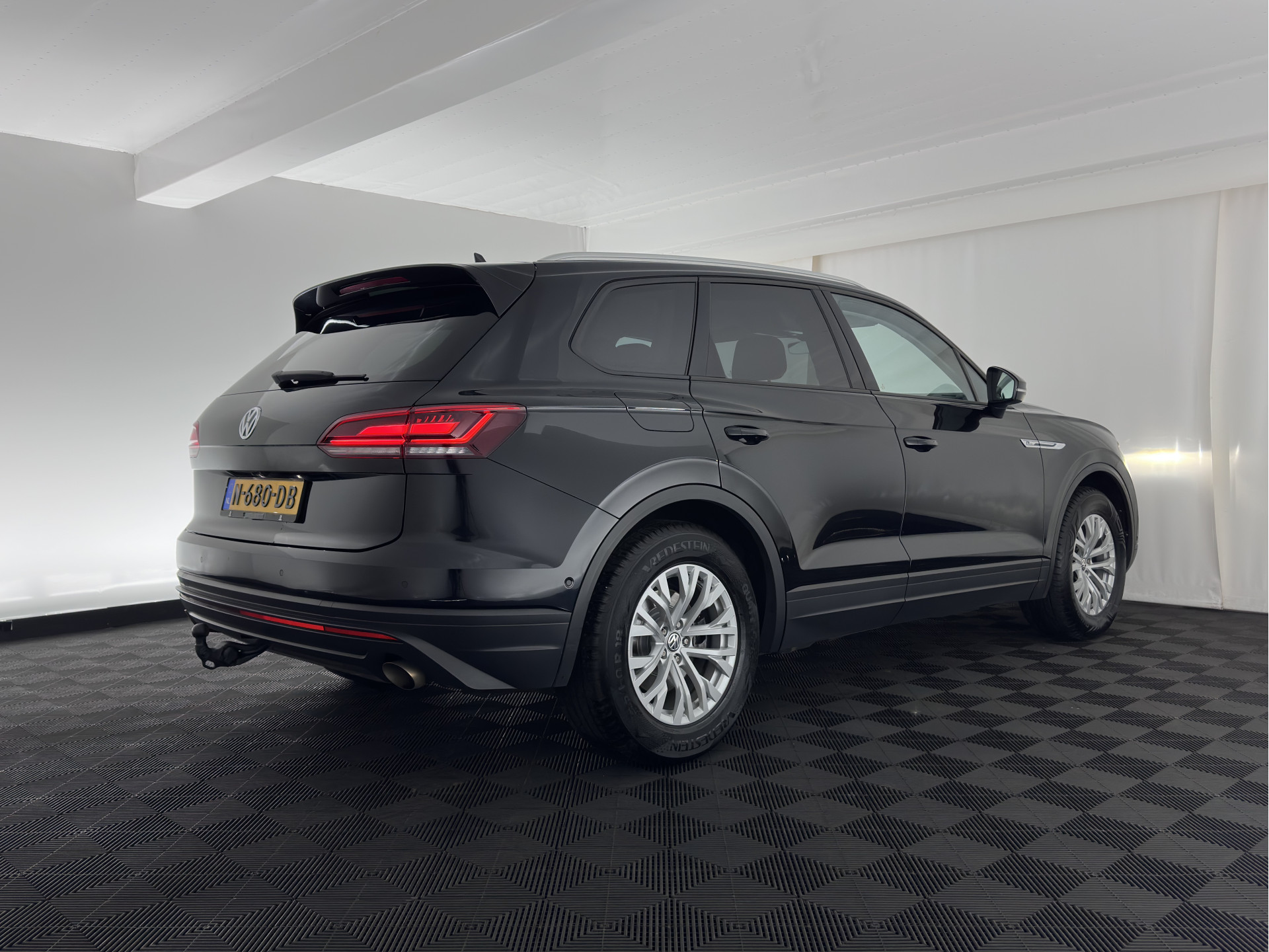 Volkswagen Touareg 3.0 TDI R-Line (INCL-BTW) Aut. *LUXURY-LEATHER | FULL-LED | BLIND-SPOT | HEATED-COMFORTSEATS | AIR-SUSPENSION | KEYLESS | CAMERA | NAVI-FULLMAP | PRIVACY-GLASS | ADAPTIVE-CRUISE |  SHIFT-PADDLES | TOWBAR*