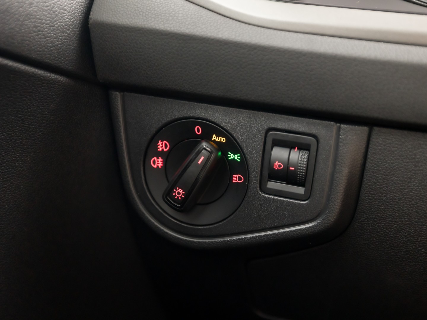 Volkswagen Polo 1.0 TSI Sportline (APPLE CARPLAY, GROOT NAVI, GETINT GLAS, LM VELGEN, SPORTSTOELEN, ADAPTIVE CRUISE, NIEUWSTAAT)