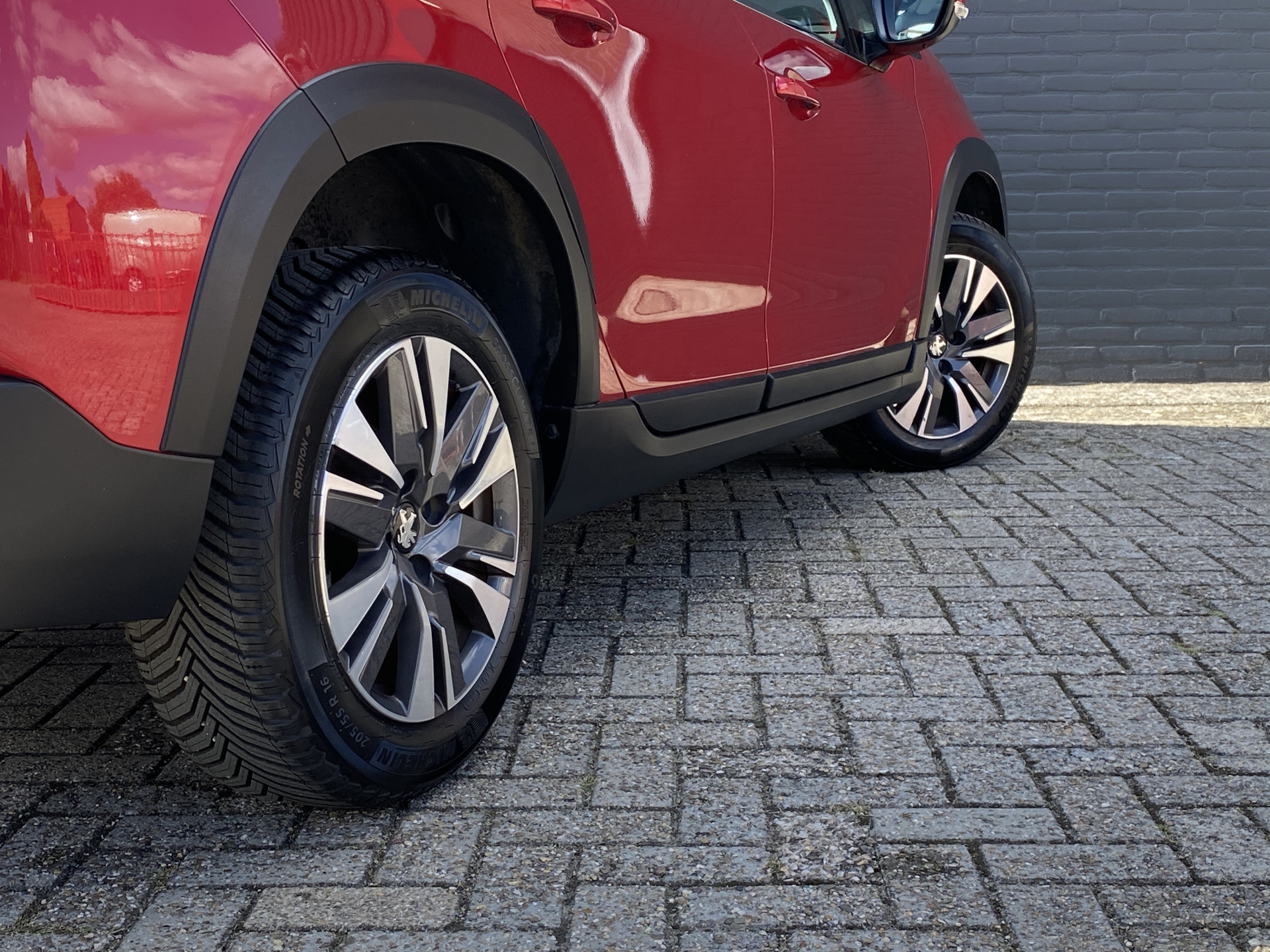 Peugeot 2008 1.2 PureTech Allure AUT. | dealer onderh. | panoramadak | trekhaak | navigatie | cruise control | all season banden