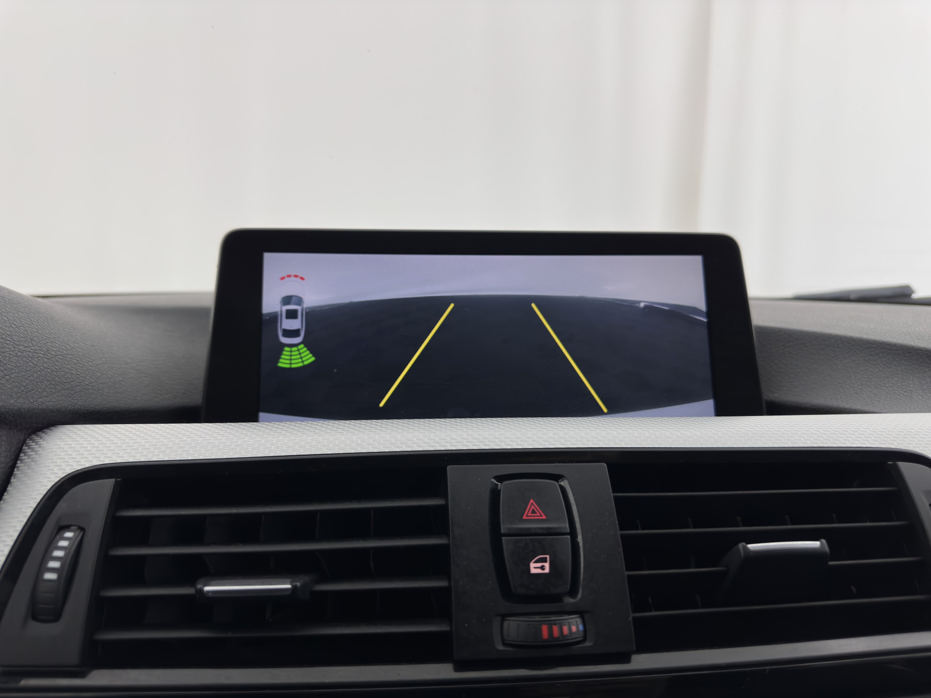 BMW 3-serie Touring 330d xDrive M-Aerodynamica-Pack High-Executive Aut * LEATHER | NAVI-FULLMAP | XENON | HEATED-SPORTSEATS | SHIFT-PADDLES | PDC | PRIVACY-GLASS | KEYLESS | CAMERA | TOWBAR | 18''ALU*