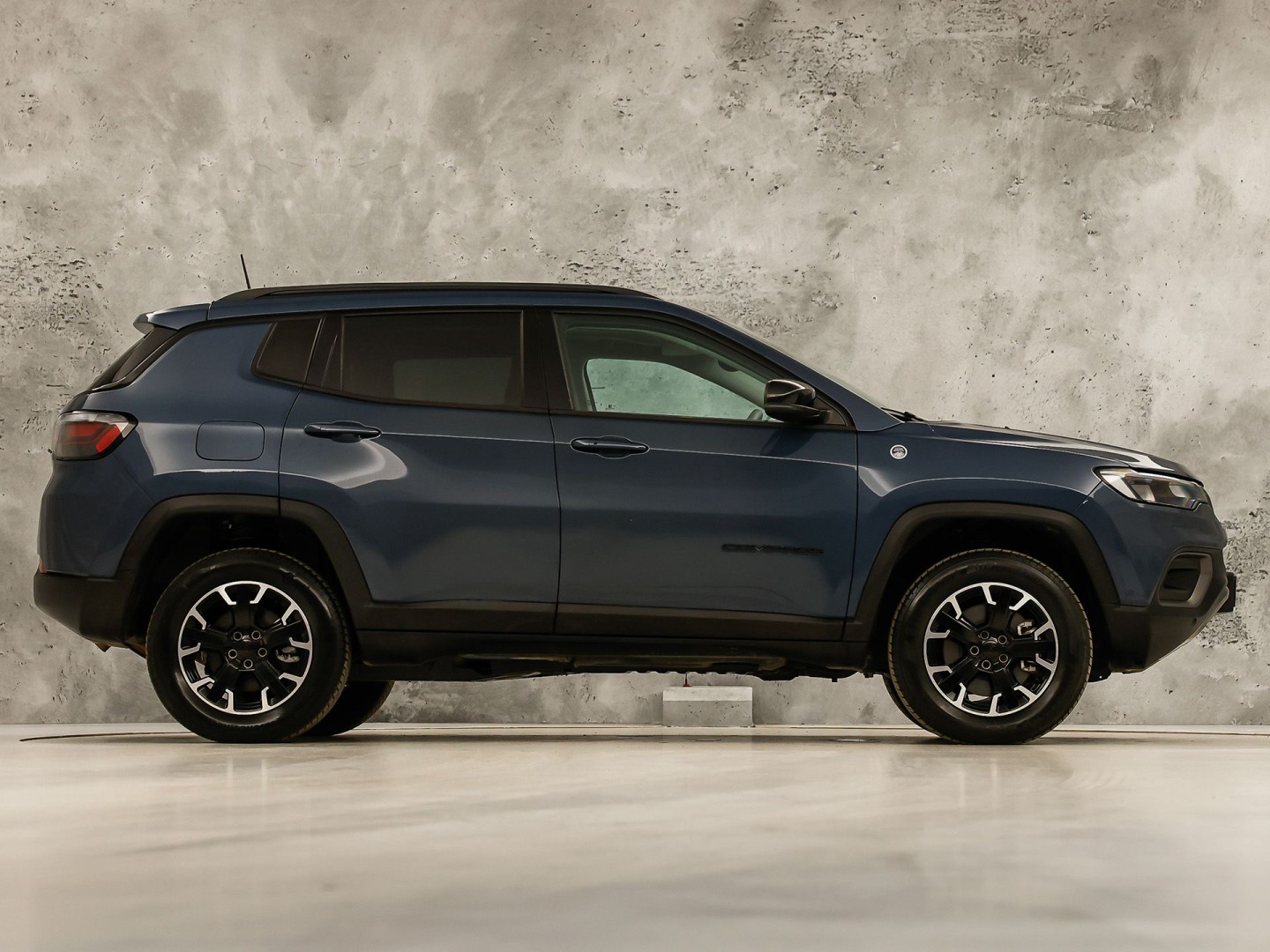 Jeep Compass 4xe 240 Plug-in Hybrid Electric Trailhawk 240Pk Automaat (PANORAMADAK, VIRTUAL COCKPIT, APPLE CARPLAY, GROOT NAVI, CAMERA, SPORTSTOELEN, GETINT GLAS, ADAPTIVE CRUISE, NIEUWSTAAT)