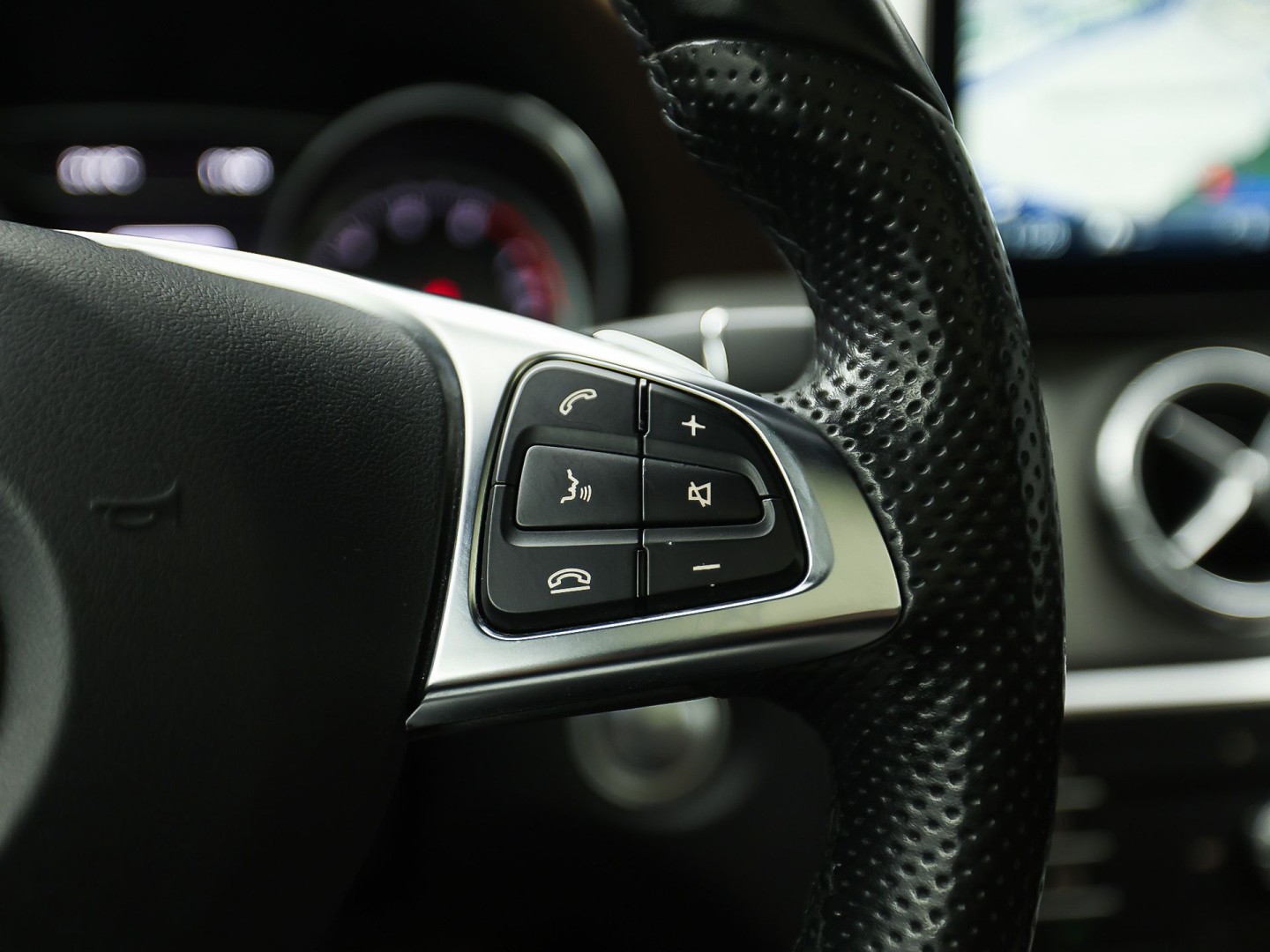 Mercedes-Benz CLA-Klasse 180 AMG Sport Automaat (PANORAMADAK, GROOT NAVI, BRUIN LEDER, CAMERA, STOELVERWARMING, SPORTSTOELEN, GETINT GLAS, DIAMOND GRILL, NIEUWE APK, NIEUWSTAAT)