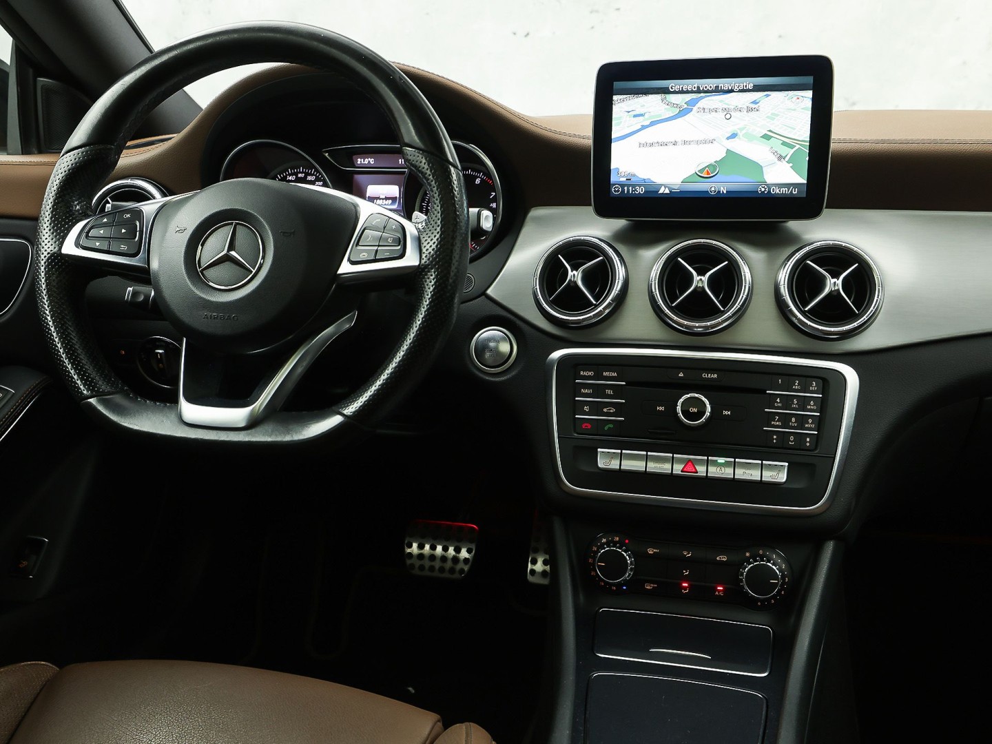 Mercedes-Benz CLA-Klasse 180 AMG Sport Automaat (PANORAMADAK, GROOT NAVI, BRUIN LEDER, CAMERA, STOELVERWARMING, SPORTSTOELEN, GETINT GLAS, DIAMOND GRILL, NIEUWE APK, NIEUWSTAAT)