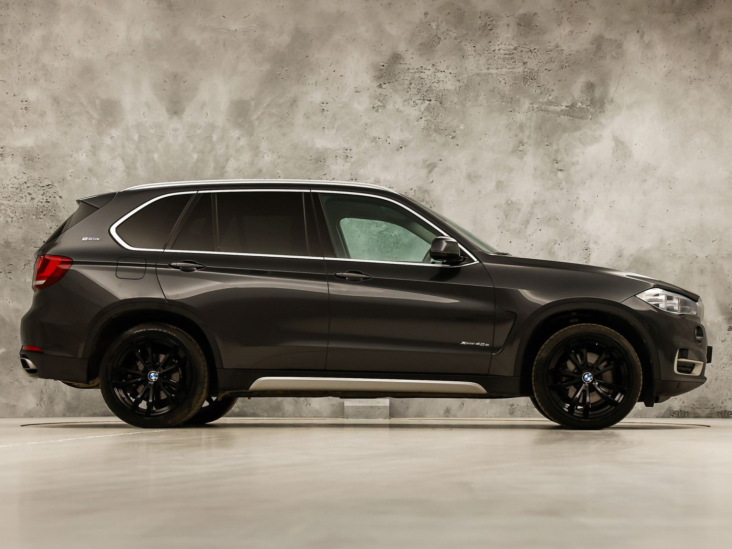 BMW X5 xDrive40e iPerformance High Executive 313Pk Automaat (GROOT NAVI, HEAD-UP DISPLAY, COMFORTSTOELEN MET GEHEUGEN, SFEERVERLICHTING, CAMERA, STOELVERWARMING, GETINT GLAS, NIEUWSTAAT)