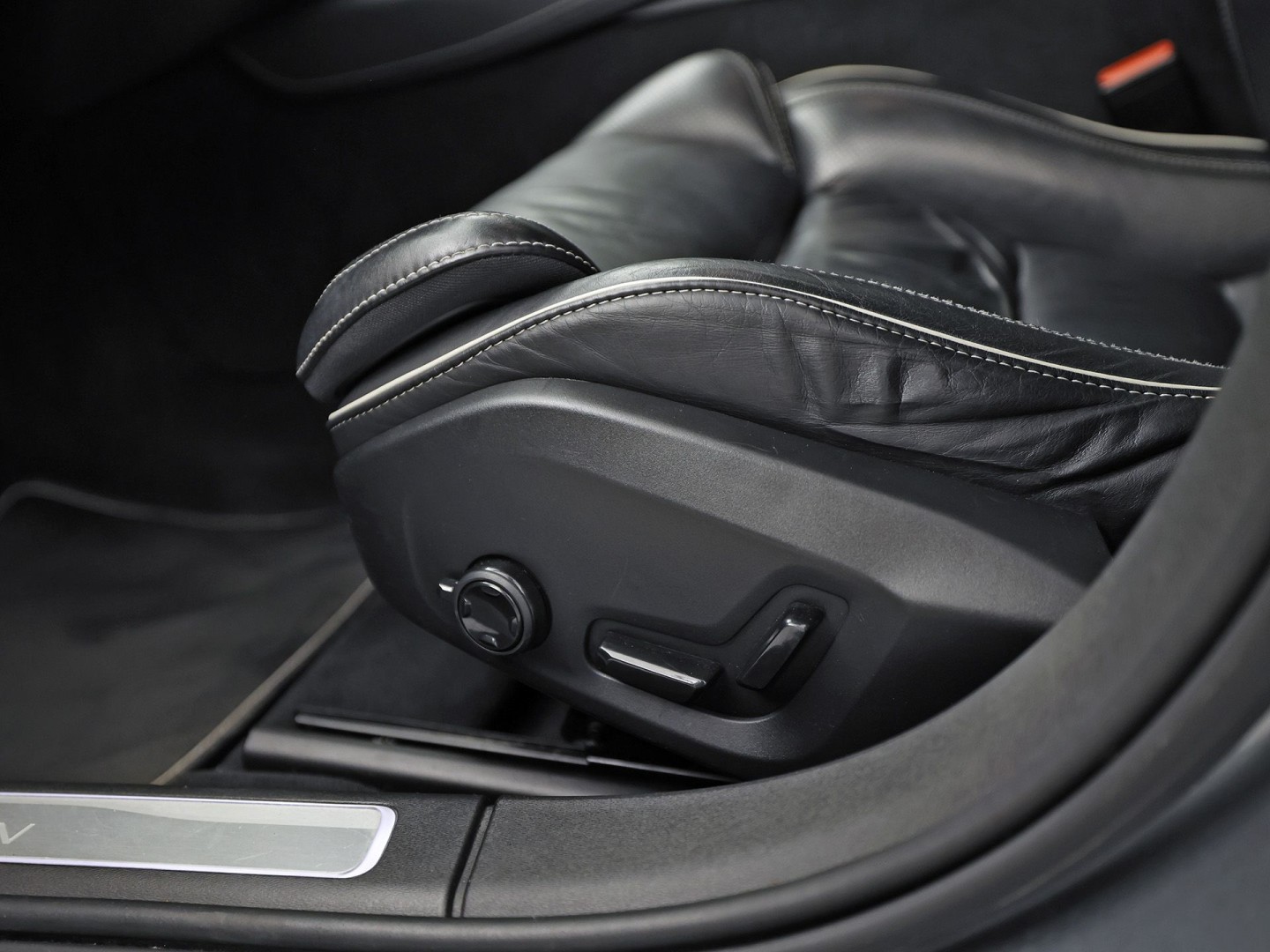 Volvo V90 2.0 T4 R-Design Automaat 190Pk (PANORAMADAK, HARMAN/KARDON, MEMORY SEATS, APPLE CARPLAY, GETINT GLAS, CAMERA, STOELVERWARMING, LEDER, NIEUWE APK, NIEUWSTAAT)