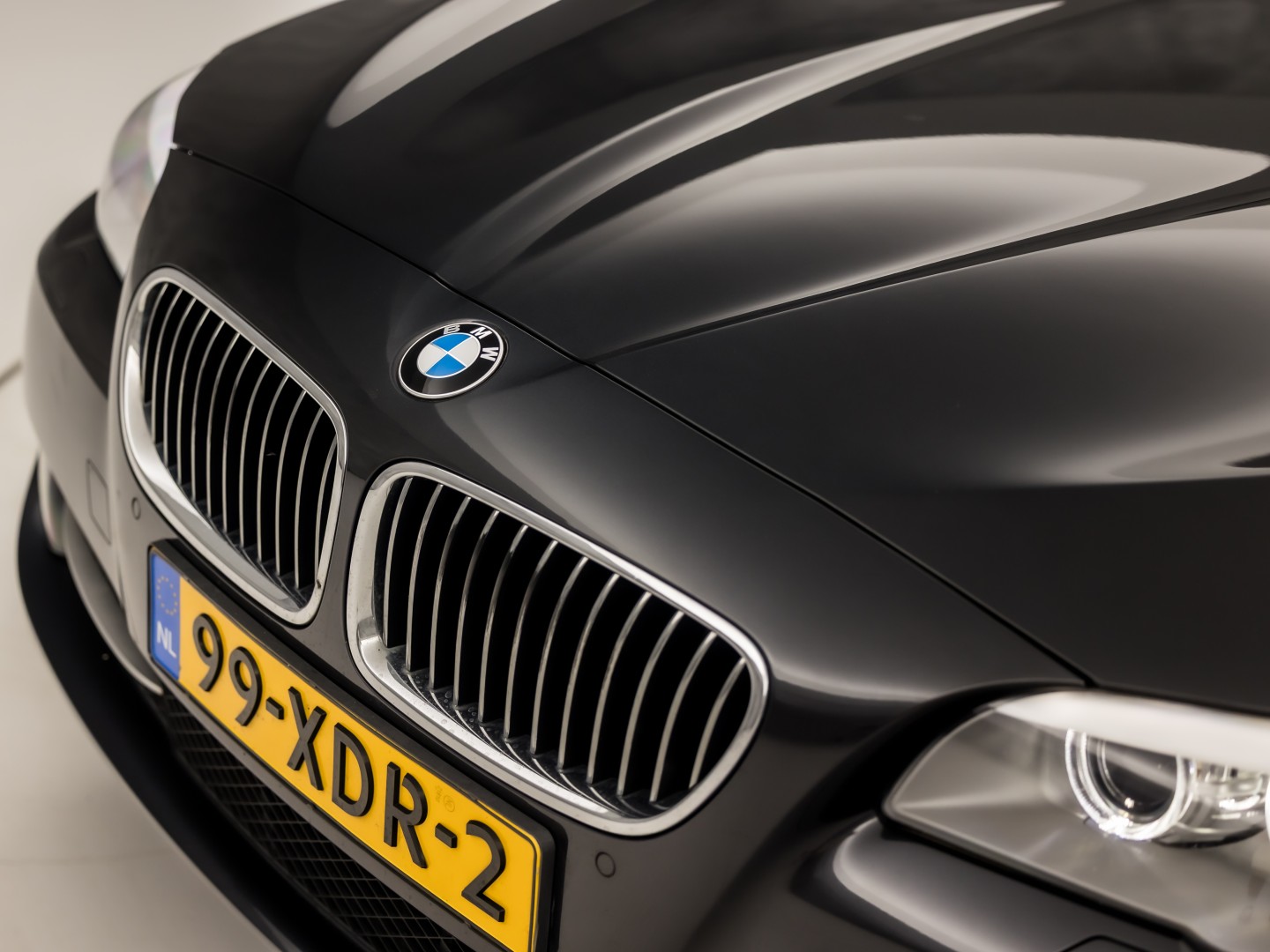 BMW 5 Serie 528i High Executive 245Pk Automaat (SCHUIFDAK, GROOT NAVI, LEDER, GETINT GLAS, ELEK SPORTSTOELEN, ZWART HEMEL, STOELVERWARMING, PARKEERSENSOREN, XENON, NIEUWSTAAT)