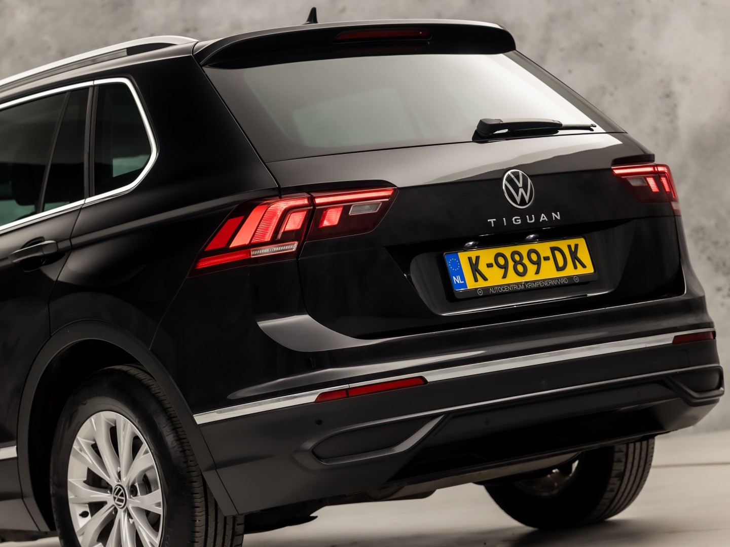 Volkswagen Tiguan 1.5 TSI Life Sport 150Pk Automaat (VIRTUAL COCKPIT, APPLE CARPLAY, CLIMATE, KEYLESS, STOELVERWARMING, SPORTSTOELEN, GETINT GLAS, ELEK ACHTERKLEP, ALCANTARA, NIEUWE APK, NIEUWSTAAT)