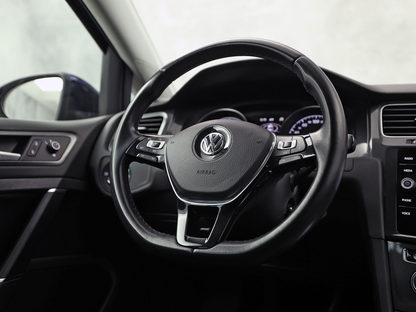 Volkswagen Golf 1.5 TSI Sportline (APPLE CARPLAY, GROOT NAVI, CLIMATE, STOELVERWARMING, SPORTSTOELEN, LED KOPLAMPEN, PARKEERSENSOREN, ADAPTIVE CRUISE, NIEUWSTAAT)