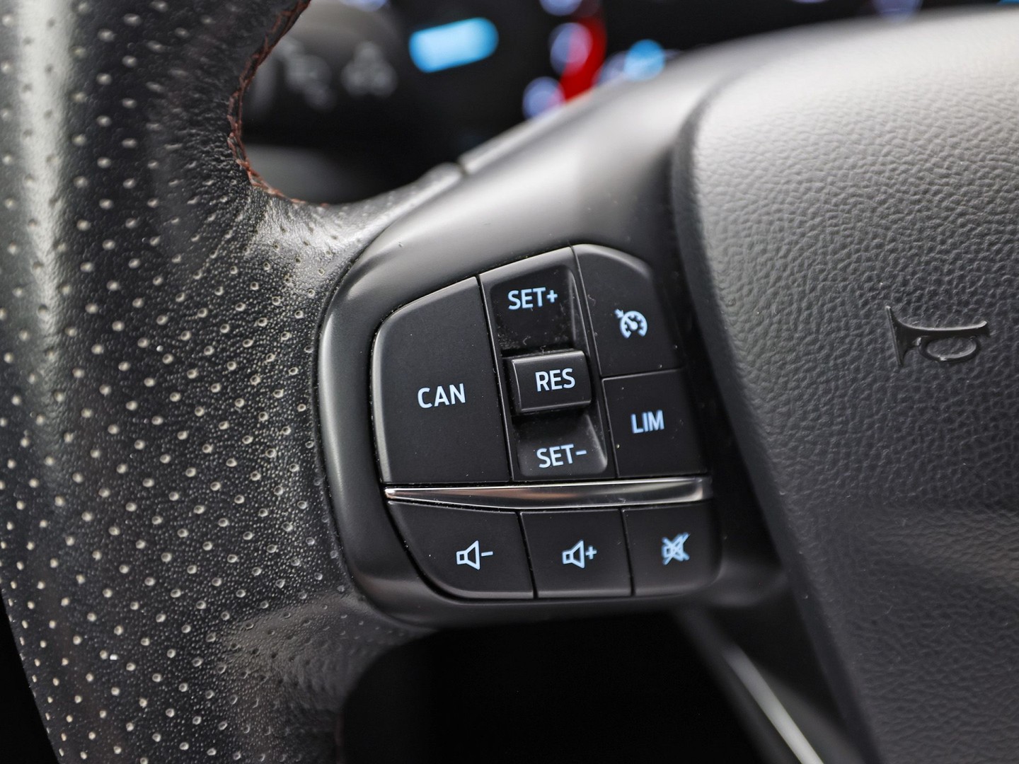 Ford Focus Wagon 1.0 EcoBoost ST Line (APPLE CARPLAY, GROOT NAVI, STUUR/STOELVERWARMING, KEYLESS, GETINT GLAS, SPORTSTOELEN, CRUISE, PARKEERSENSOREN, NIEUWSTAAT)