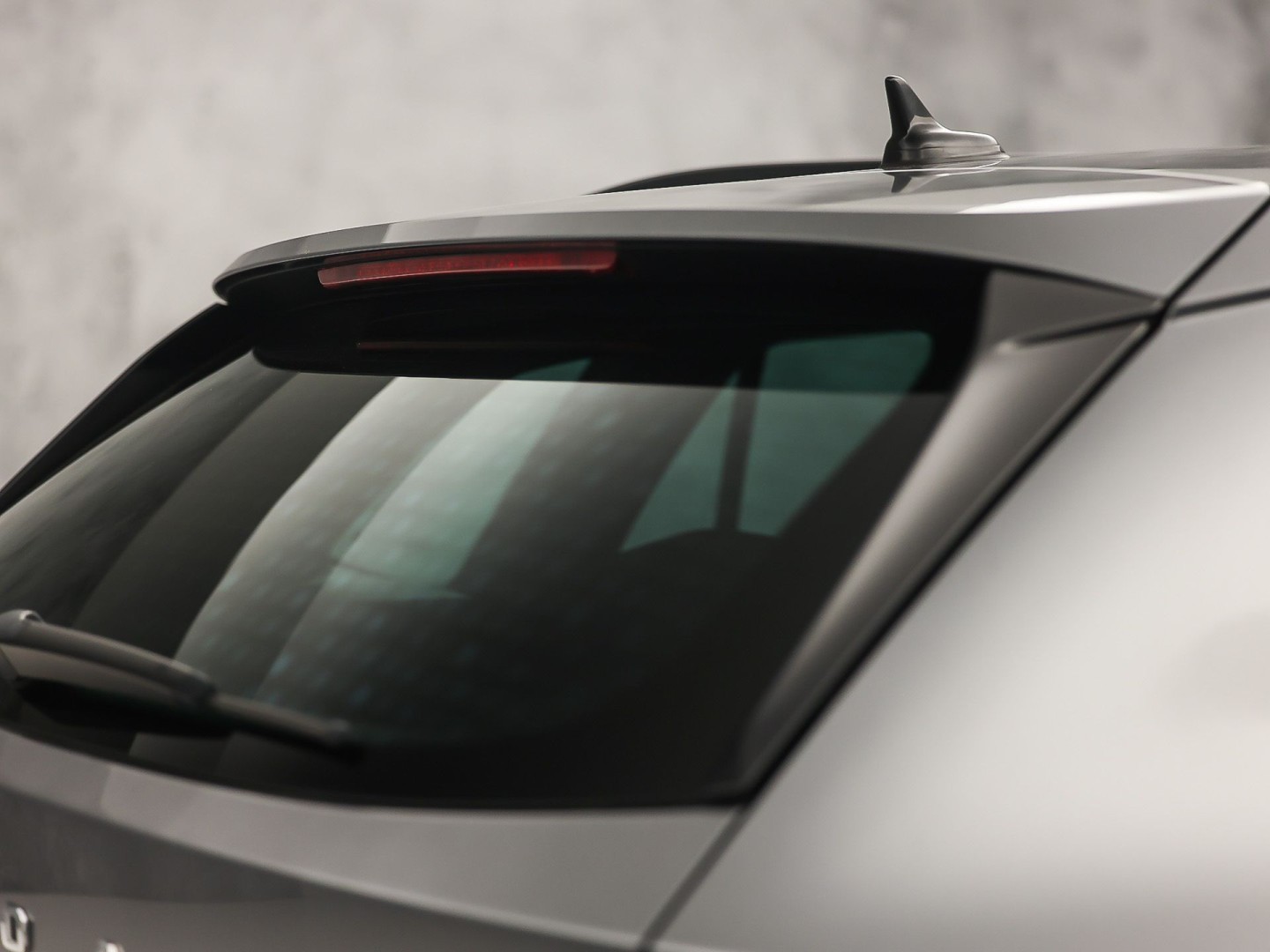 Škoda Kamiq 1.0 TSI Sport Automaat (KUIPSTOELEN, VIRTUAL COCKPIT, APPLE CARPLAY, GROOT NAVI, STOELVERWARMING, ADAPTIVE CRUISE, GETINT GLAS, ZWART HEMEL, NIEUWSTAAT)