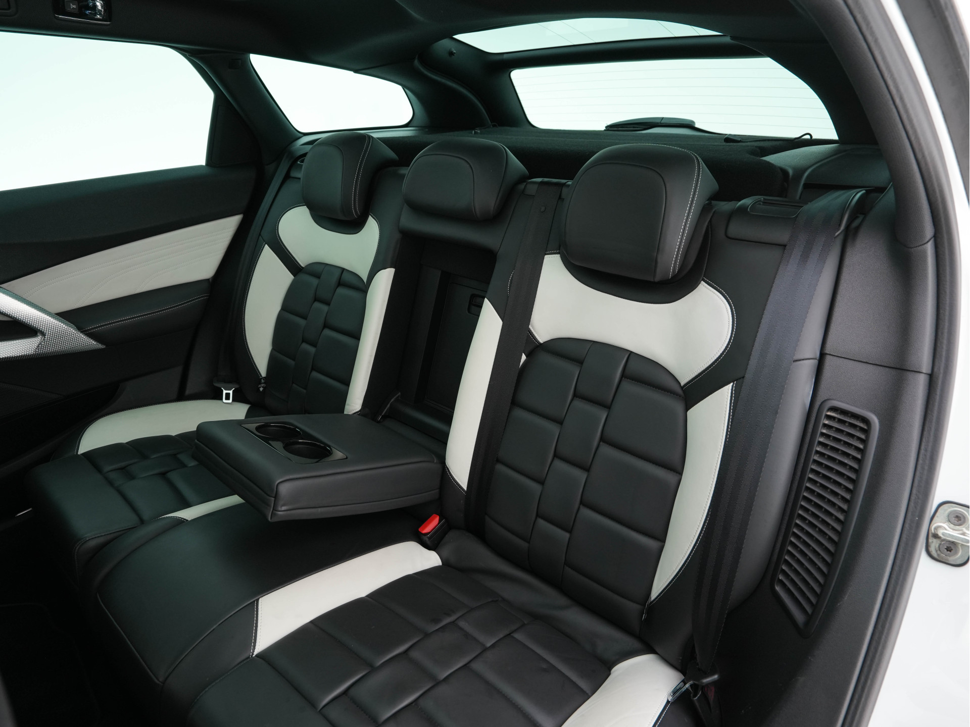 Citroën DS5 2.0 Hybrid4 Business Executive Aut. *PANO | TWO-TONE-LEATHER | MEMORY-PACK | NAVI-FULLMAP | XENON | KEYLESS | CAMERA | HEAD-UP | MASSAGE-SEAT | CRUISE | SPORT-SEATS | 17"ALU*