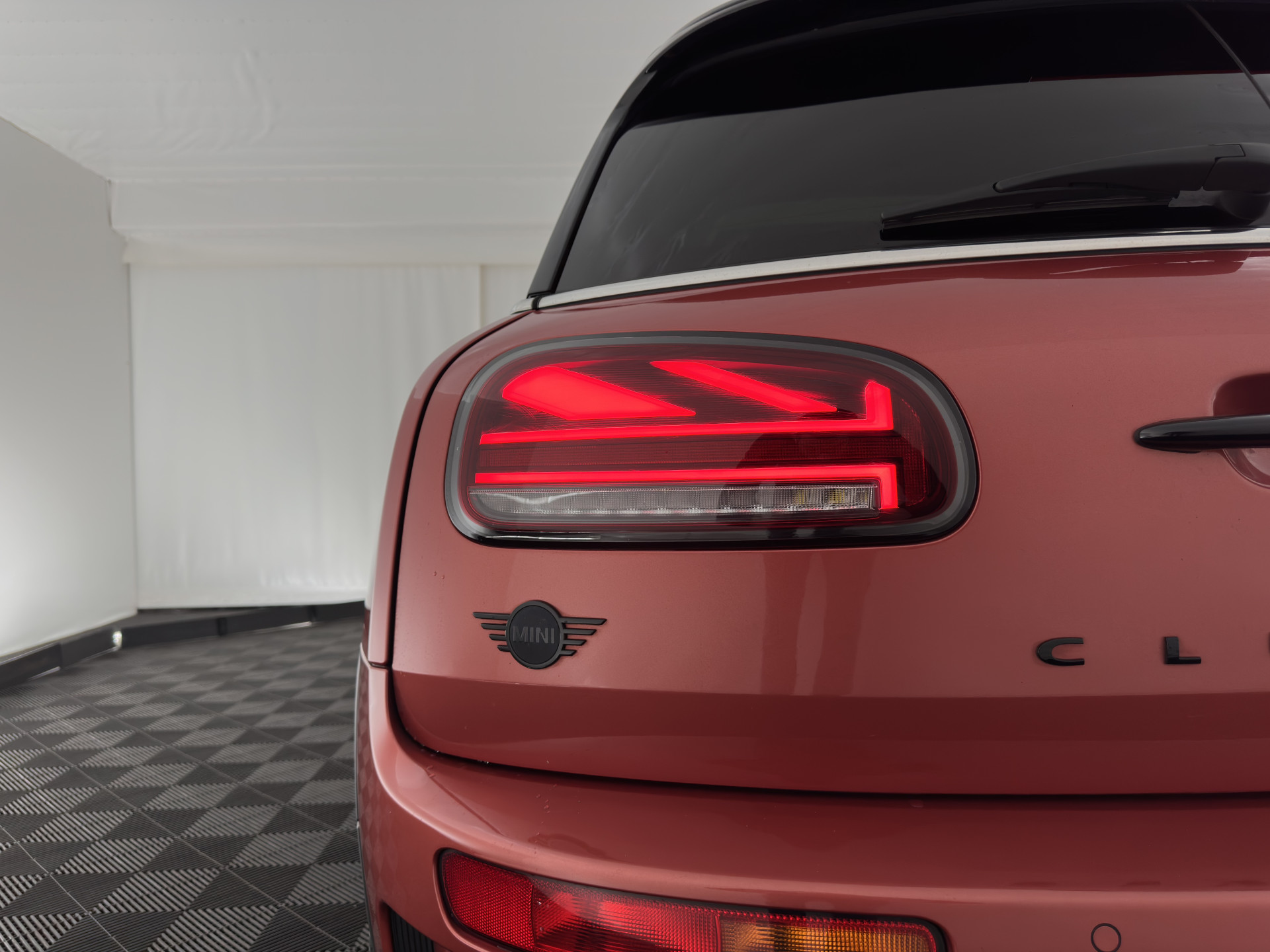 MINI Mini Clubman 2.0 Cooper S ALL4  Premier Plus JCW (INCL-BTW) Aut * PANO | LEATHER | FULL-LED | HEATED-SPORTSEATS | DIGI-COCKPIT | AMBIENT-LIGHT | PRIVACY-GLASS | HEAD-UP | PDC | CAMERA | DAB  | KEYLESS | TOWBAR | 18"ALU*