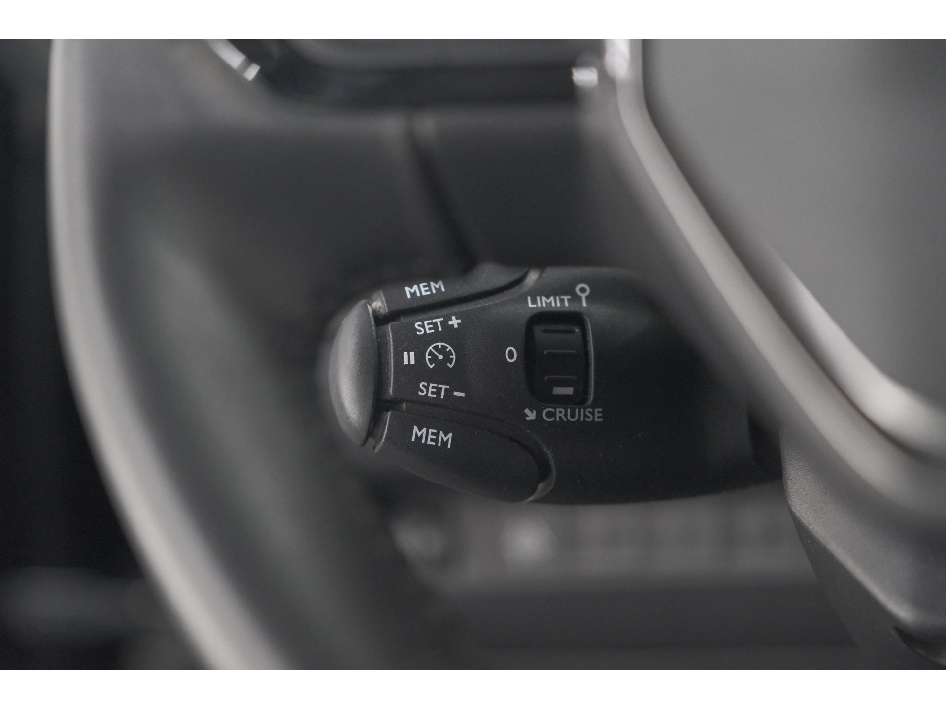 Peugeot 2008 PureTech 130 EAT8 Active | Parkeersensoren | Navigatie | Apple Carplay