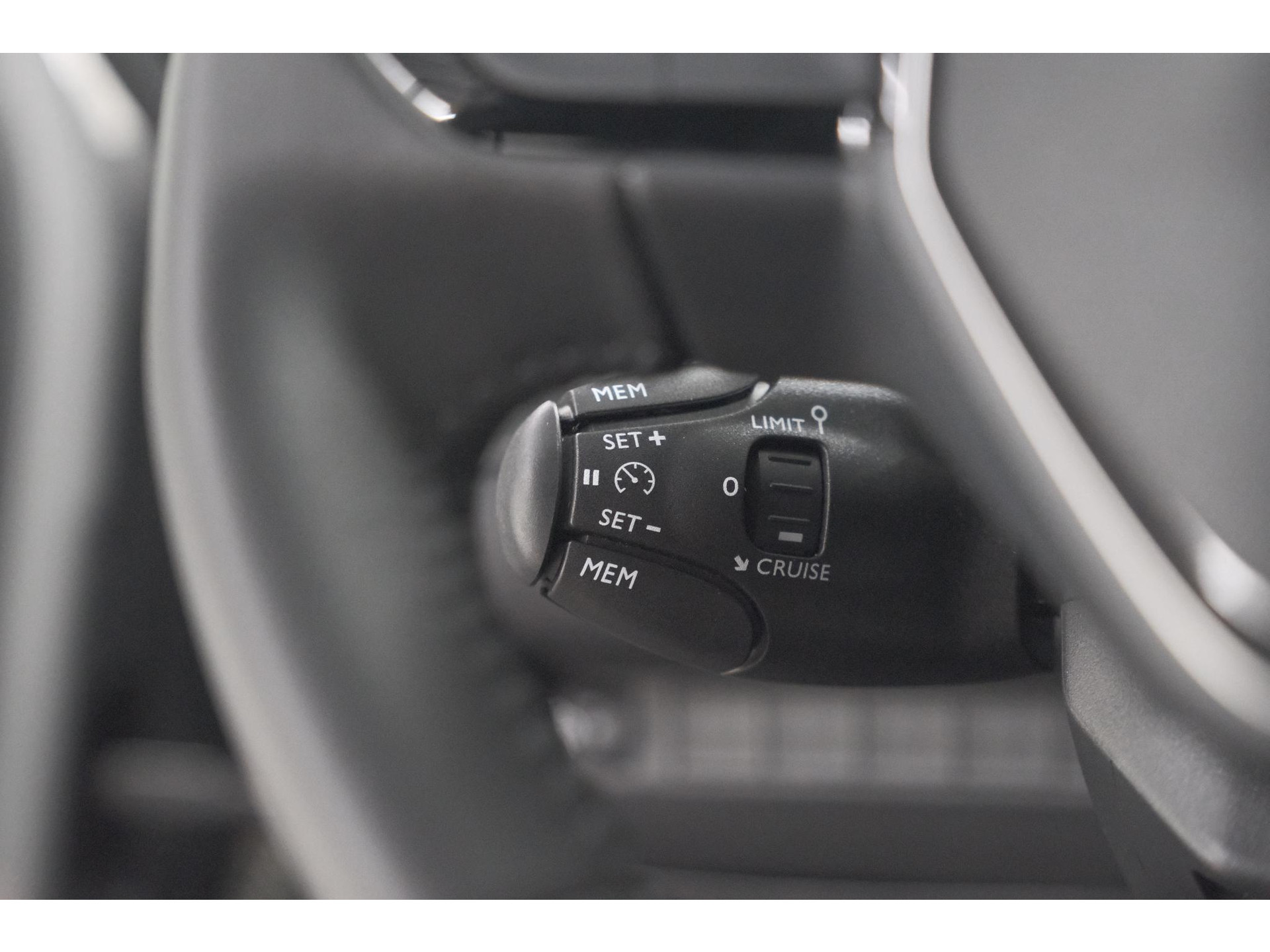 Peugeot 2008 1.2 Hybrid 145 Allure | Apple Carplay | Climate Control | Parkeersensoren Voor + Achter