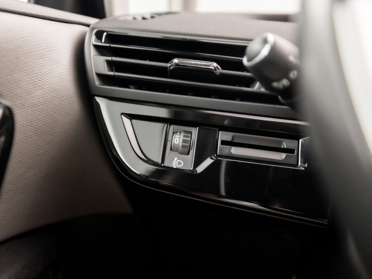 Citroën Grand C4 Picasso 1.2 PureTech Sport 7 Persoons Automaat (APPLE CARPLAY, GROOT NAVI, GETINT GLAS, TREKHAAK, SPORTSTOELEN, CAMERA, CRUISE, NIEUWE APK, NIEUWSTAAT)