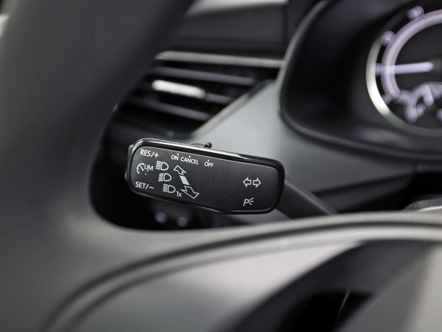 Škoda Scala 1.0 TSI Sport (CRUISE, GETINT GLAS, SPORTSTOELEN, LED KOPLAMPEN, ELEK PAKKET, NIEUWE APK, NIEUWSTAAT)