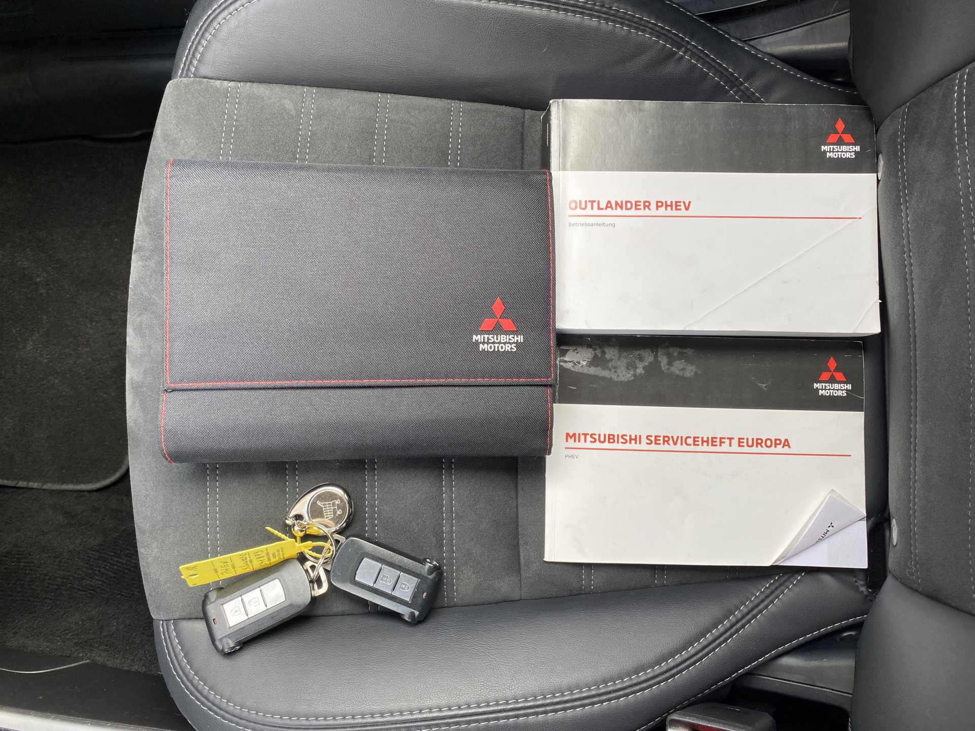 Mitsubishi Outlander 2.4 PHEV Intense+ 4WD 225 pk AUT. | 1e eigenaar | navigatie | trekhaak | elektr. v. stoel | carplay | alcantara
