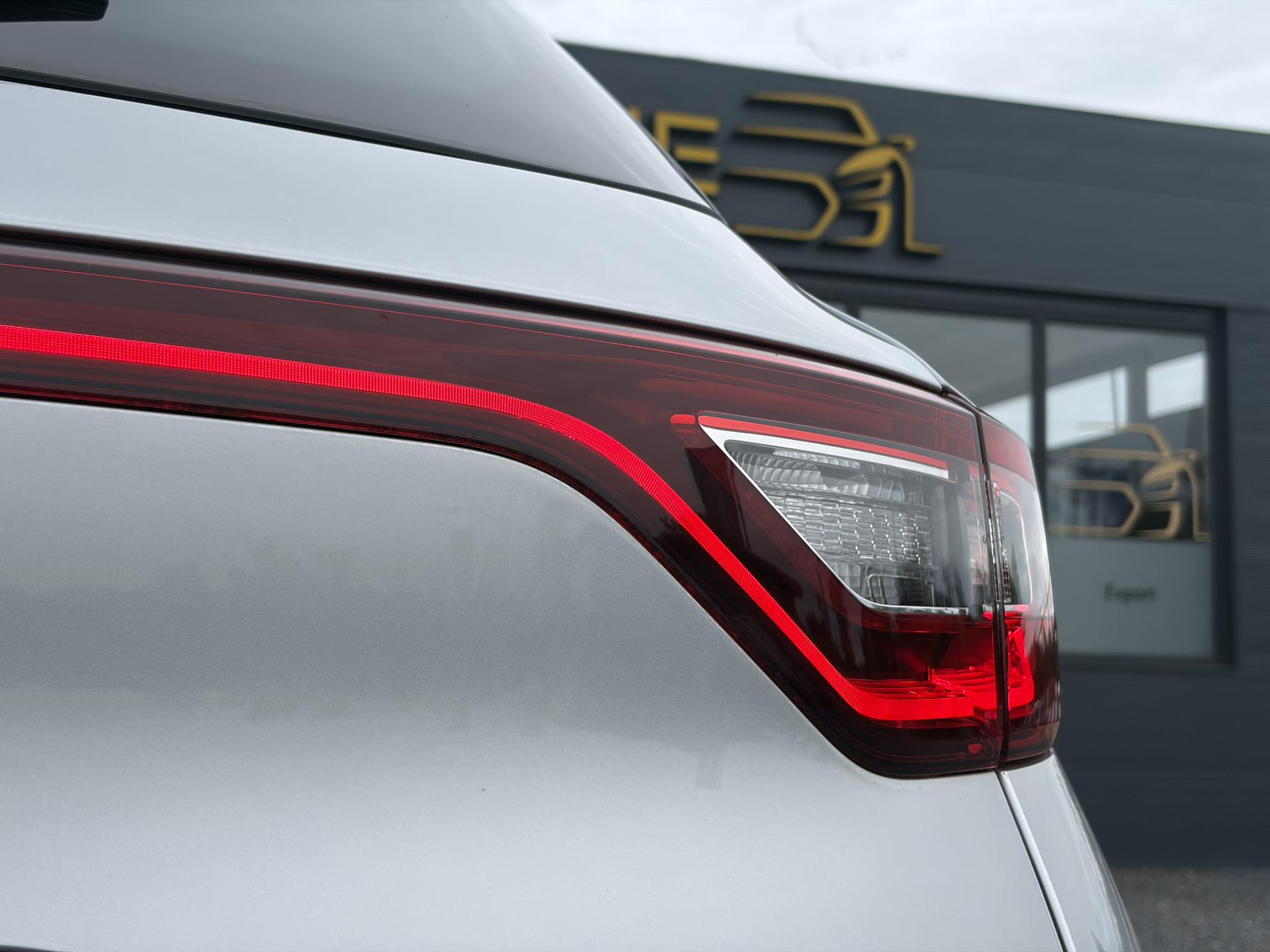 Renault Mégane Estate 1.2 TCe Bose ✓2 Eigenaar✓Pano✓Camera✓Net beurt gehad✓Navi✓Keyless✓Clima✓Cruise✓Leder✓131pk✓Pdc V+A✓6 Bak✓Rijstrooksensor✓Dodehoeksensor✓17'' Lm velgen✓N.A.P✓Apk tot 09-2027