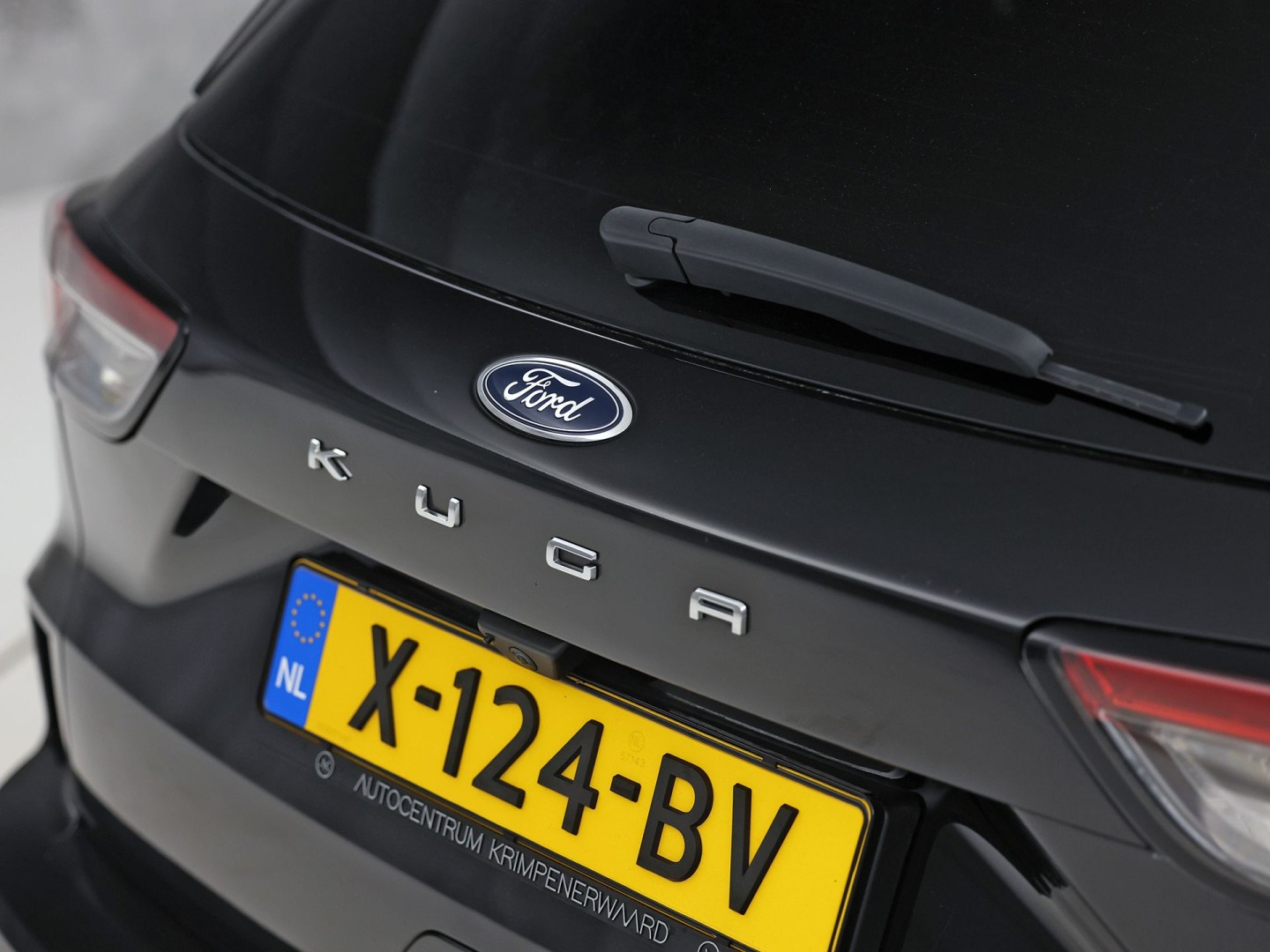 Ford Kuga 2.5 PHEV ST Line 225Pk Automaat (PANORAMADAK, SOH 87,7%, APPLE CARPLAY, LEDER/ALCANTARA, STUUR/STOELVERWARMING, CAMERA, SPORTSTOELEN, HEAD-UP DISPLAY, ADAPTIVE CRUISE, GETINT GLAS, NIEUWE APK, NIEUWSTAAT)